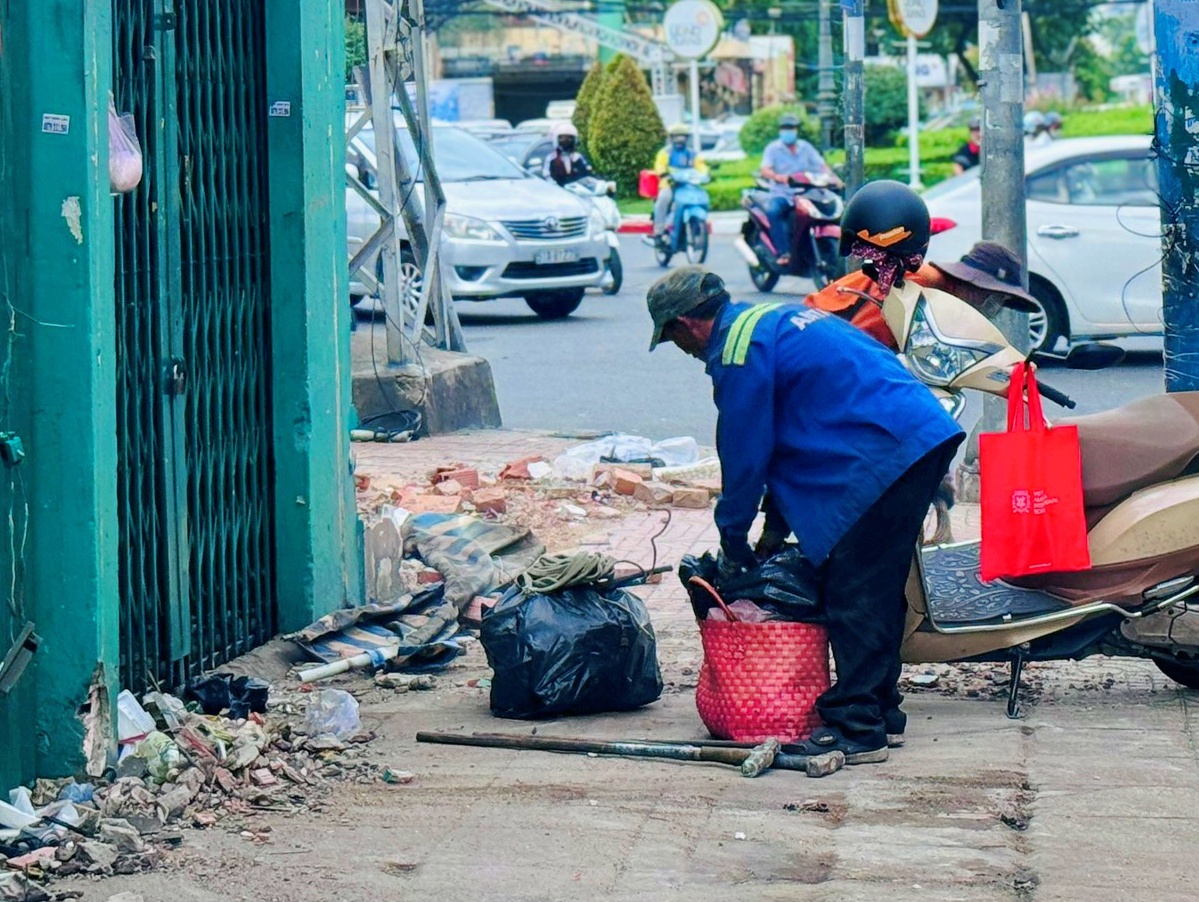 Người dân tất bật tháo dỡ nhà, giao mặt bằng làm metro số 2 TP.HCM - Ảnh 3.