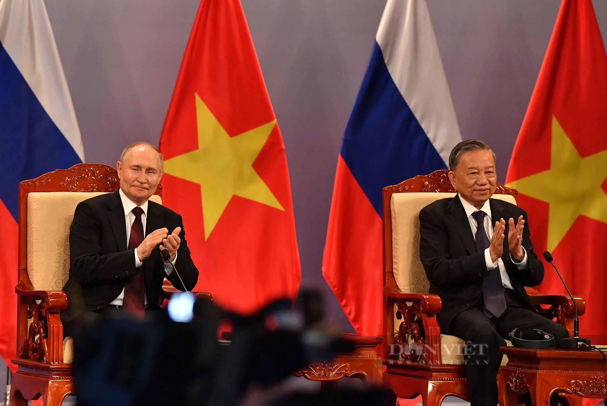 Ảnh ấn tượng tuần: Tổng thống Putin tới Việt Nam và Lễ trao Giải Báo chí Quốc gia lần thứ XVIII - Ảnh 1.