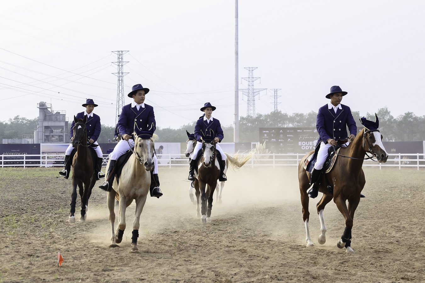 Trình diễn cưỡi ngựa phong cách Anh tại Vinpearl Horse Academy Vũ Yên.