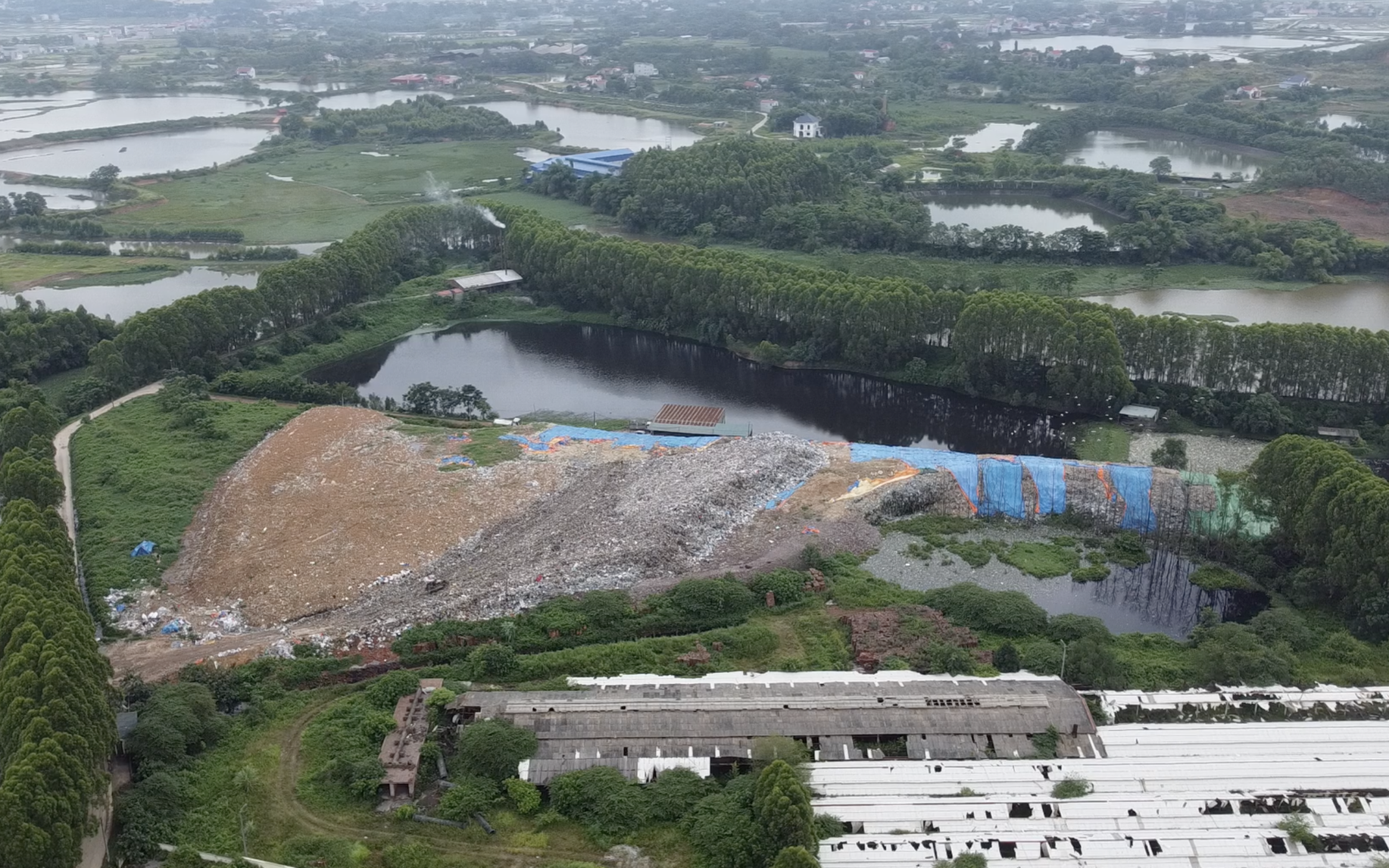 Bắc Giang: Núi rác khổng lồ “tra tấn” người dân nhiều năm trời