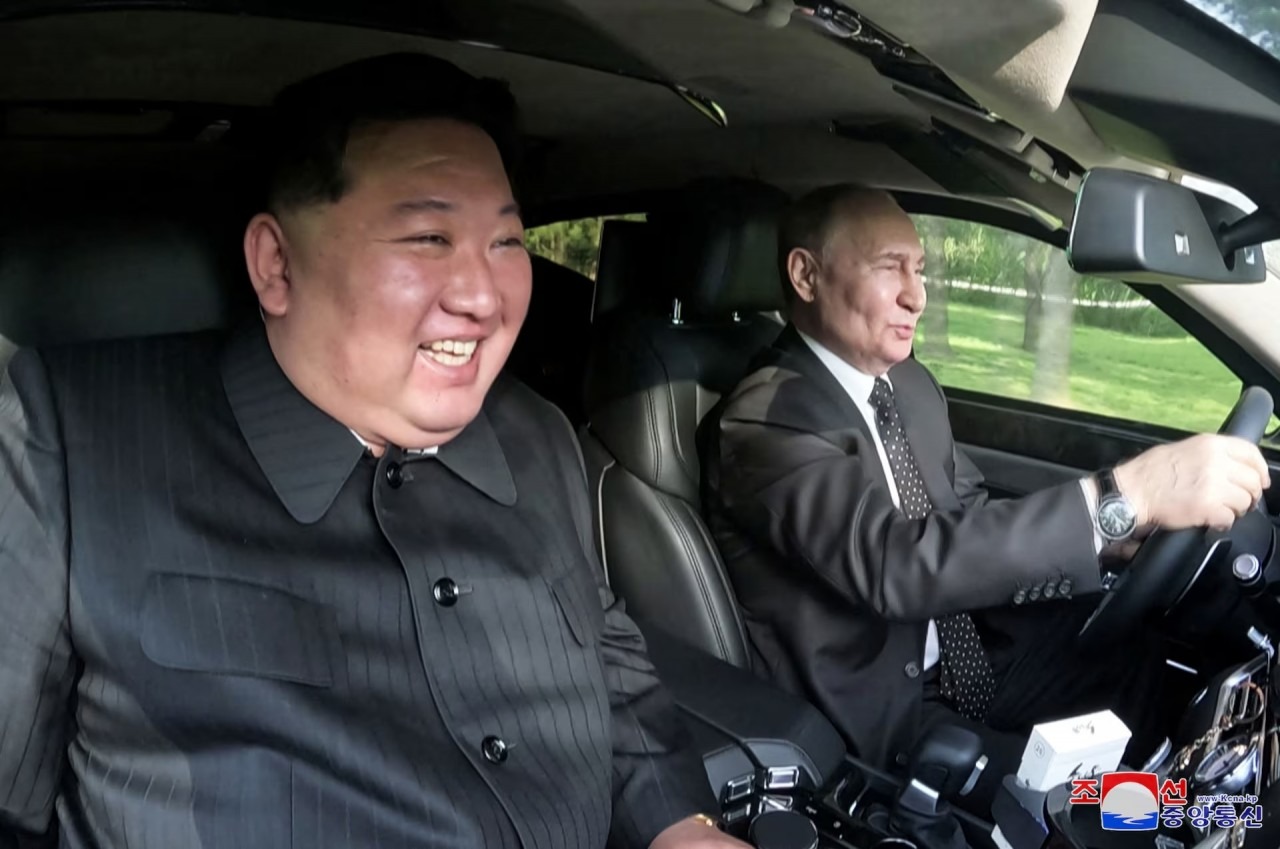 Ảnh thế giới 7 ngày qua: Tổng thống Putin lái ô tô chở Chủ tịch Triều Tiên Kim Jong-un dạo phố Bình Nhưỡng- Ảnh 3.