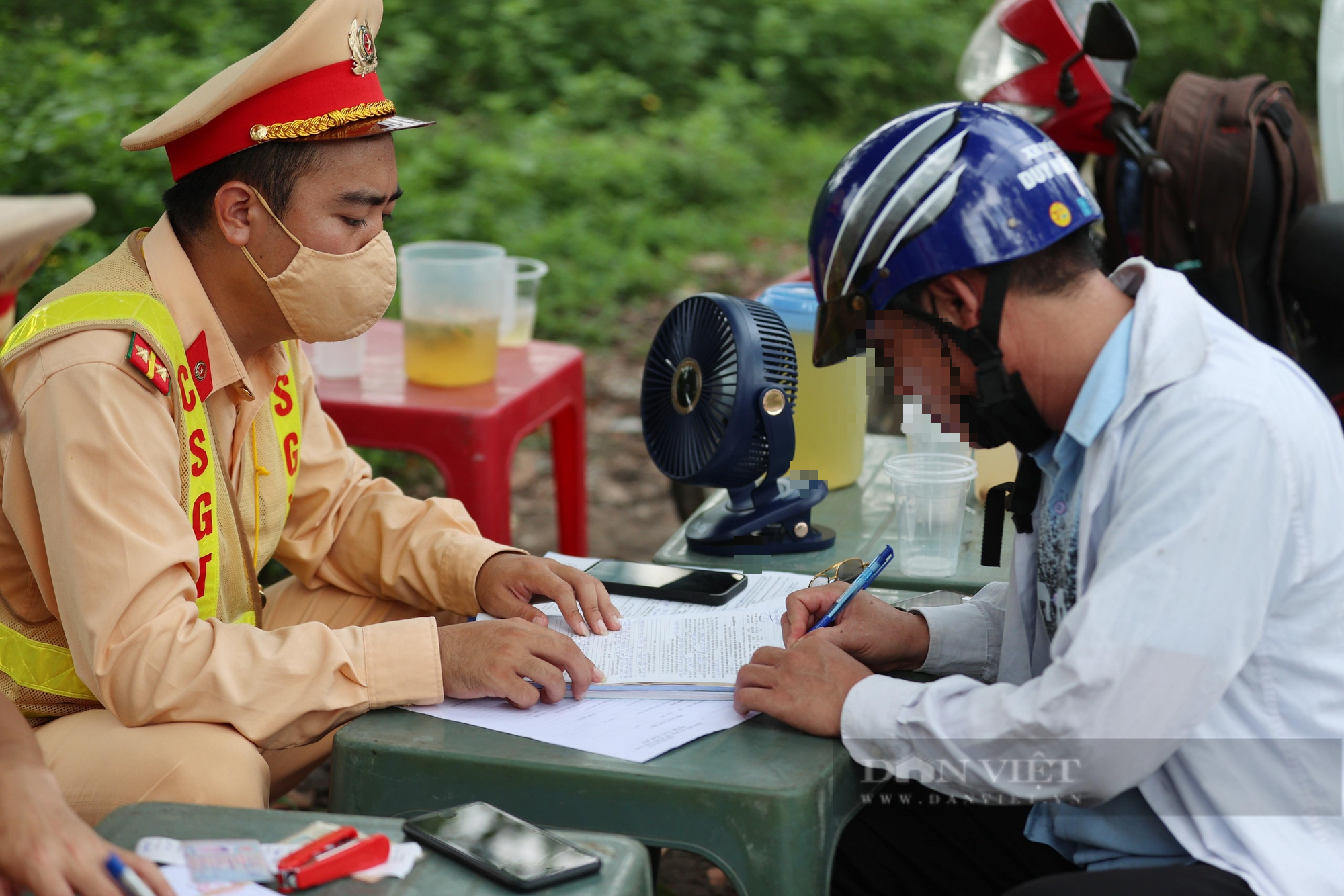 Công an xử phạt nhiều trường hợp vi phạm nồng độ cồn ở ngoại thành Hà Nội- Ảnh 11.