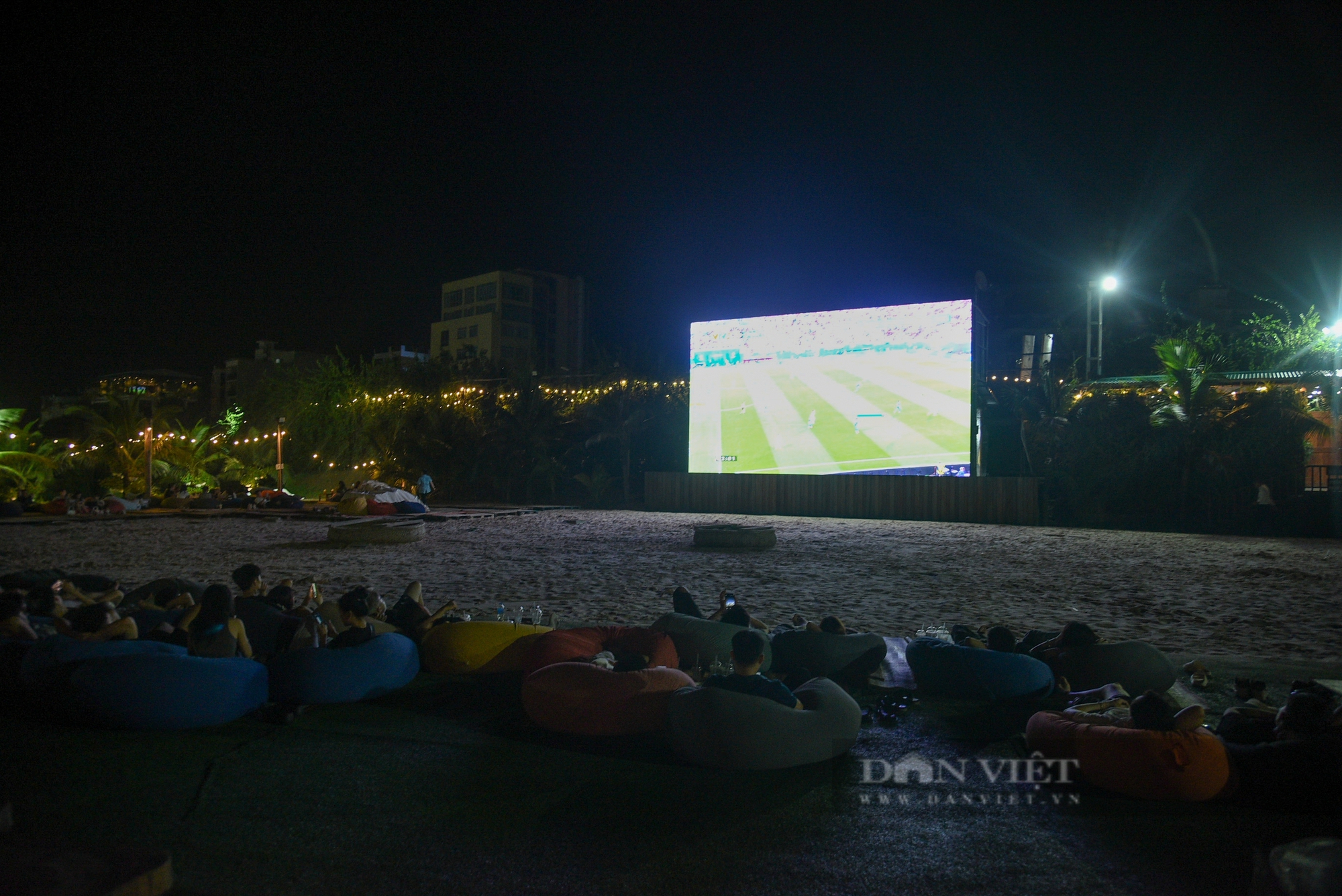 Quán cà phê dựng màn hình cỡ lớn, người Hà Nội xuyên đêm xem Euro 2024- Ảnh 1.