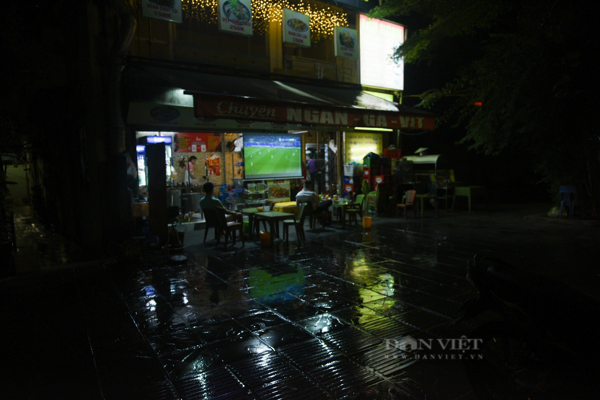 Quán cà phê dựng màn hình cỡ lớn, người Hà Nội xuyên đêm xem Euro 2024- Ảnh 4.