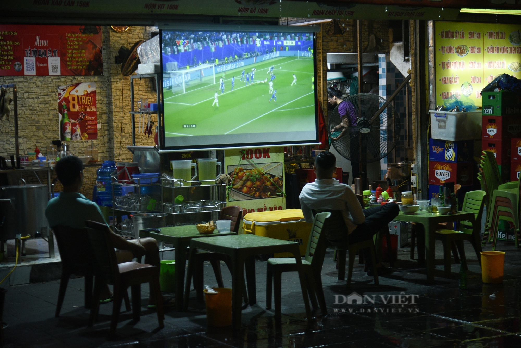 Quán cà phê dựng màn hình cỡ lớn, người Hà Nội xuyên đêm xem Euro 2024- Ảnh 5.
