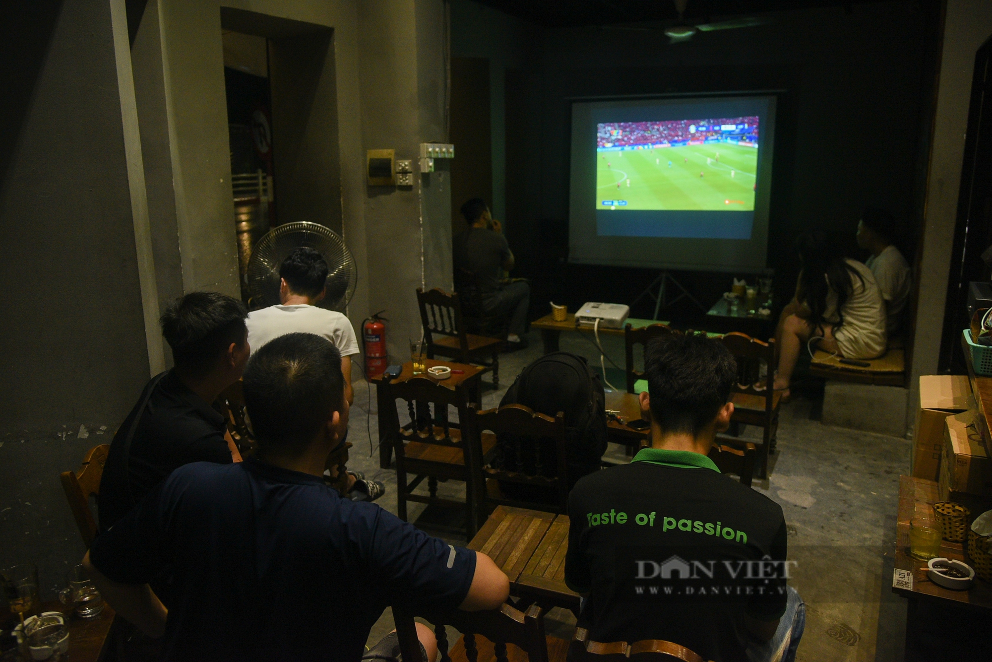 Quán cà phê dựng màn hình cỡ lớn, người Hà Nội xuyên đêm xem Euro 2024- Ảnh 6.