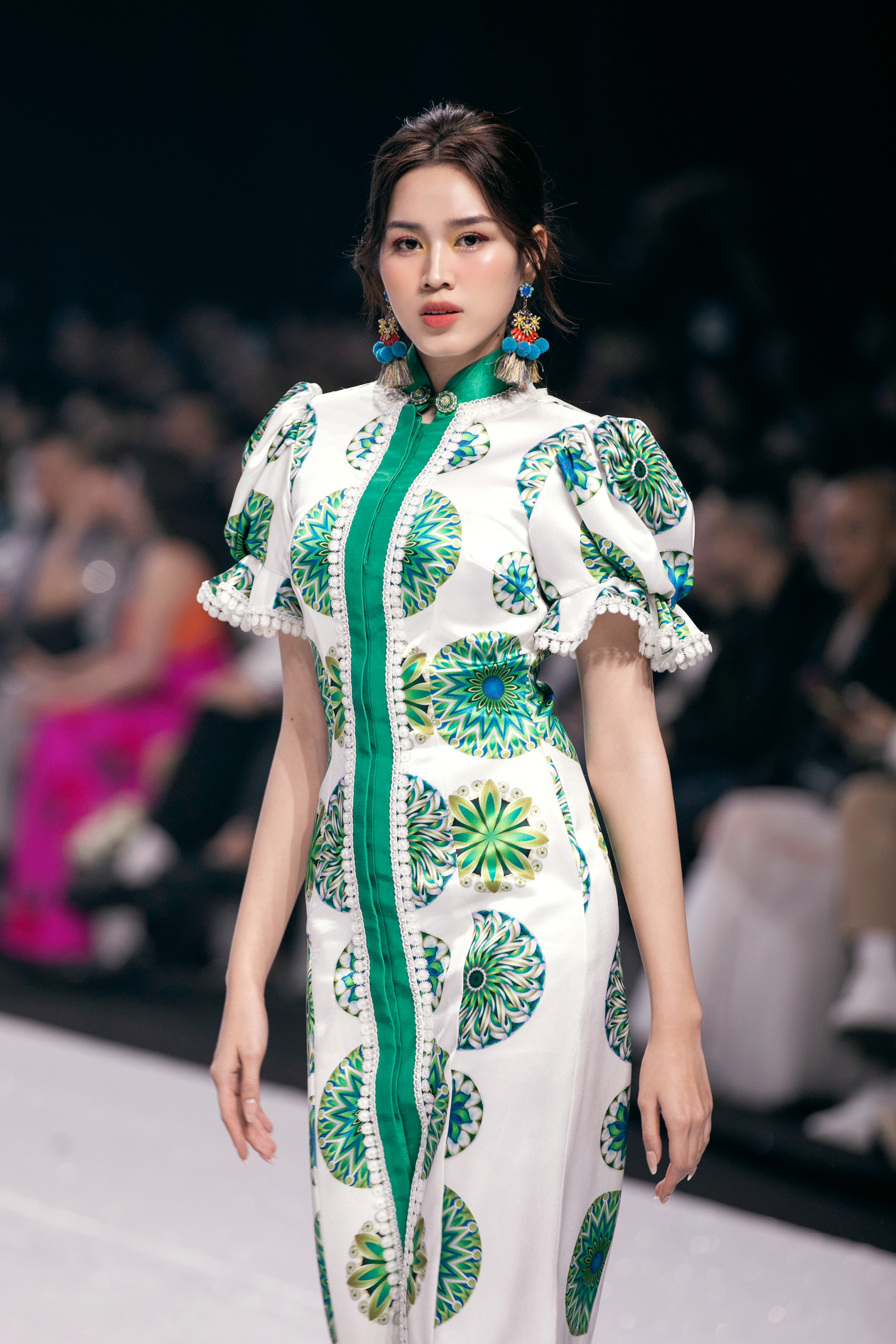 Hoa hậu Ý Nhi, Lương Thùy Linh xinh đẹp nổi trội khi 
đọ trình catwalk với đương kim Miss World 2024- Ảnh 1.
