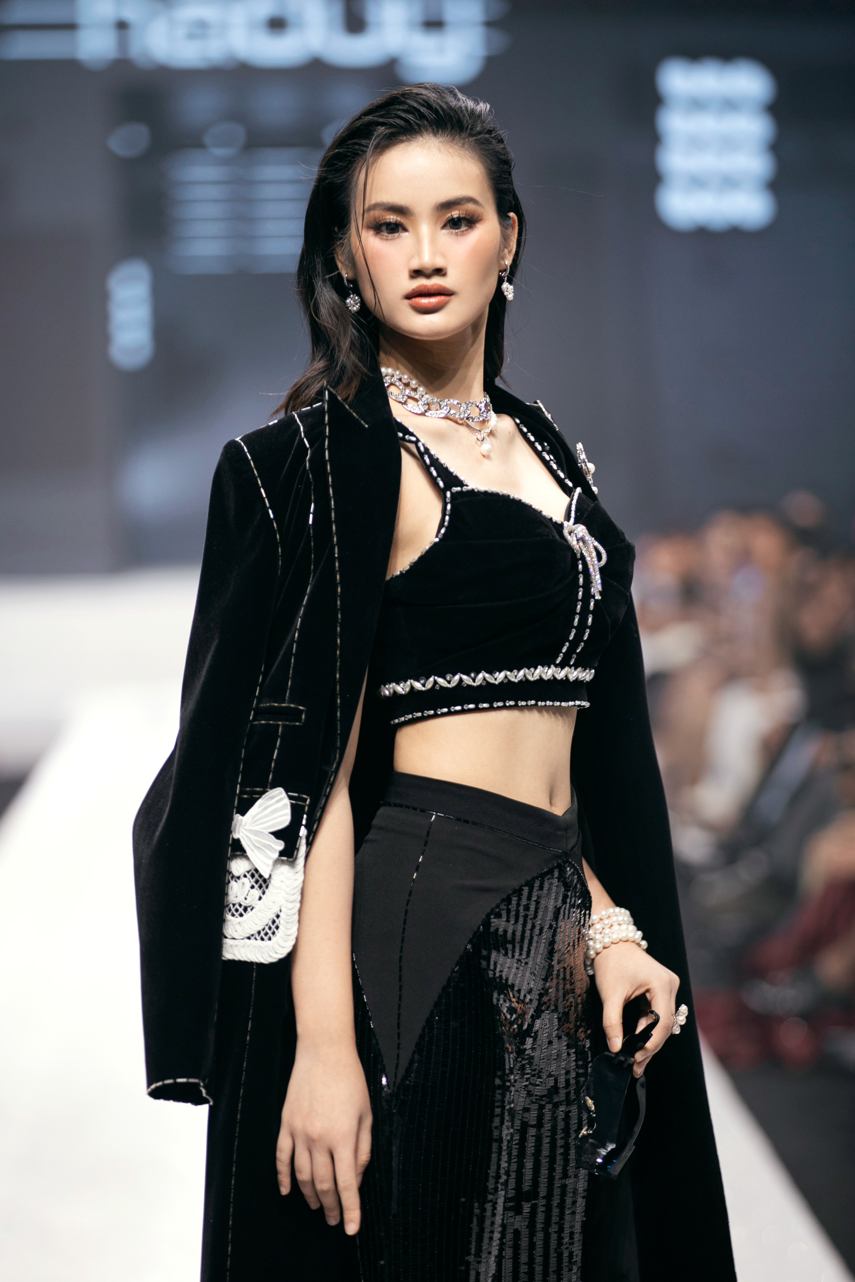 Hoa hậu Ý Nhi, Lương Thùy Linh xinh đẹp nổi trội khi 
đọ trình catwalk với đương kim Miss World 2024- Ảnh 3.