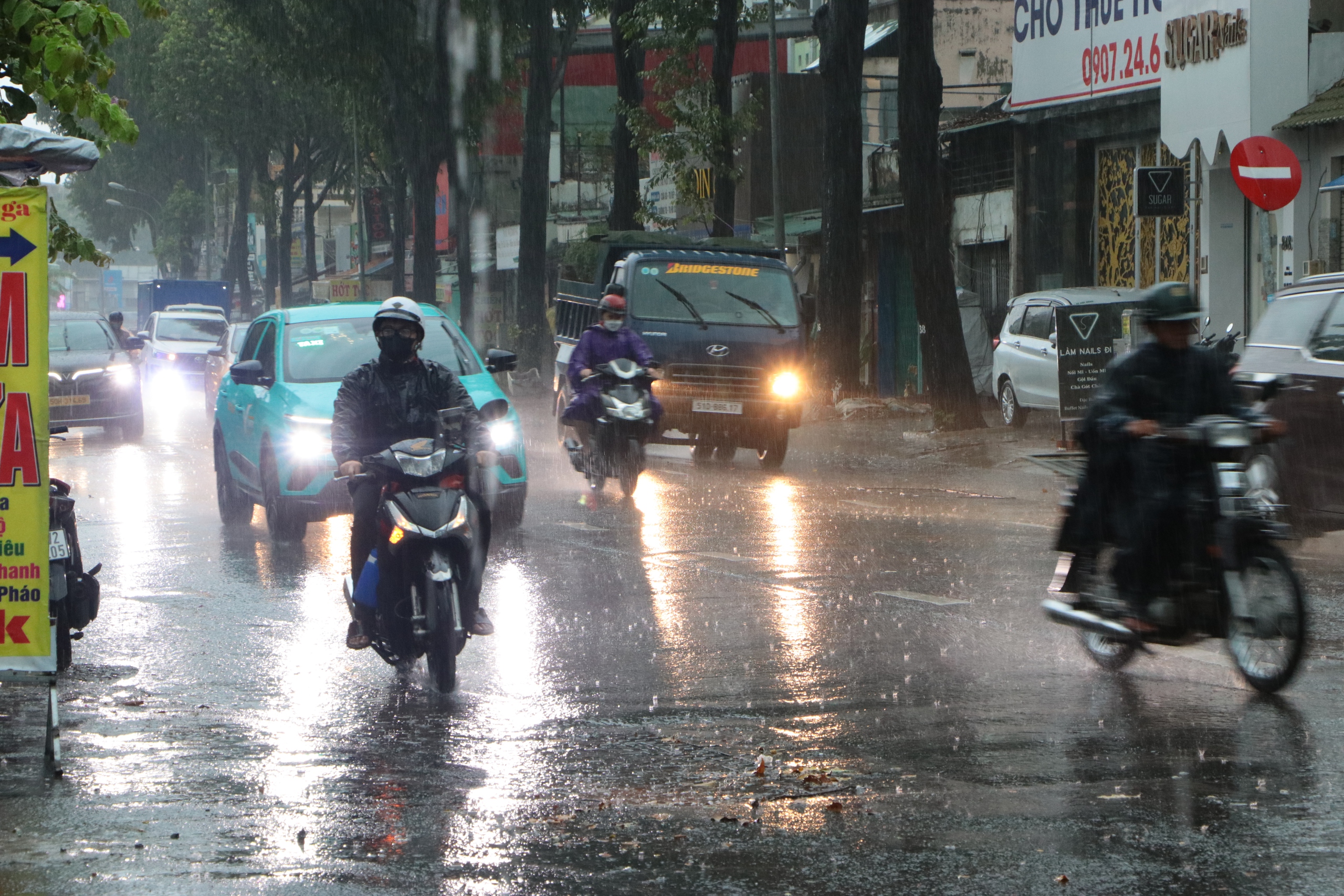 TP.HCM có mưa lớn đầu tuần, mưa kéo dài đến cuối tháng- Ảnh 1.