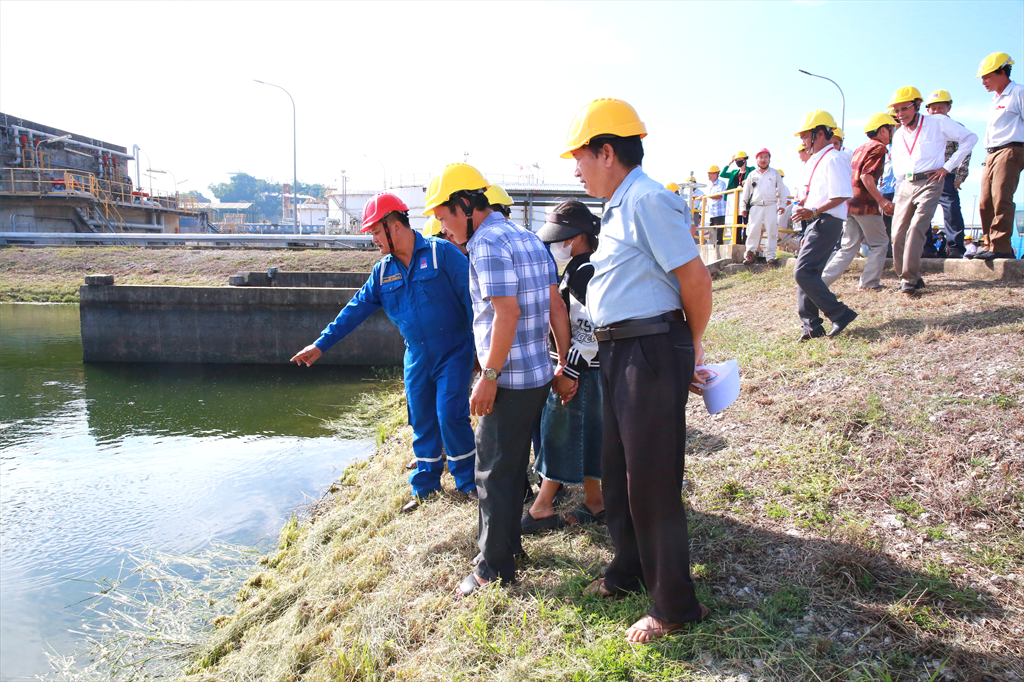 Nhân dân cùng tham gia giám sát công tác bảo vệ môi trường tại NMLD Dung Quất- Ảnh 5.