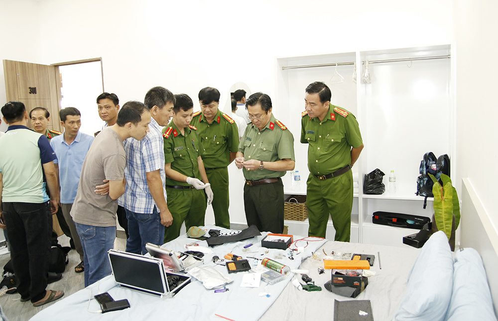 Lên mạng xã hội mua 17 khẩu súng mang từ Ninh Thuận đem đến An Giang chưa kịp bán thì bị bắt- Ảnh 2.
