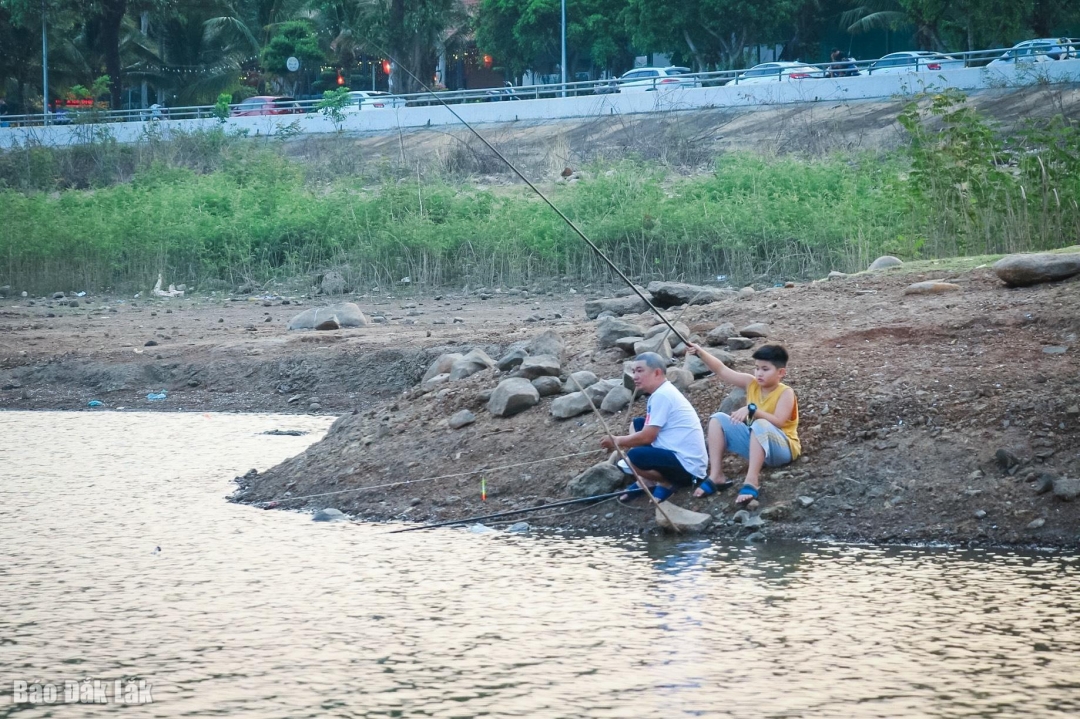 Ở một cái hồ nước ngọt nhân tạo rộng hơn 288ha tại Đắk Lắk có thời điểm đông vui nhộn nhịp thế này đây- Ảnh 6.