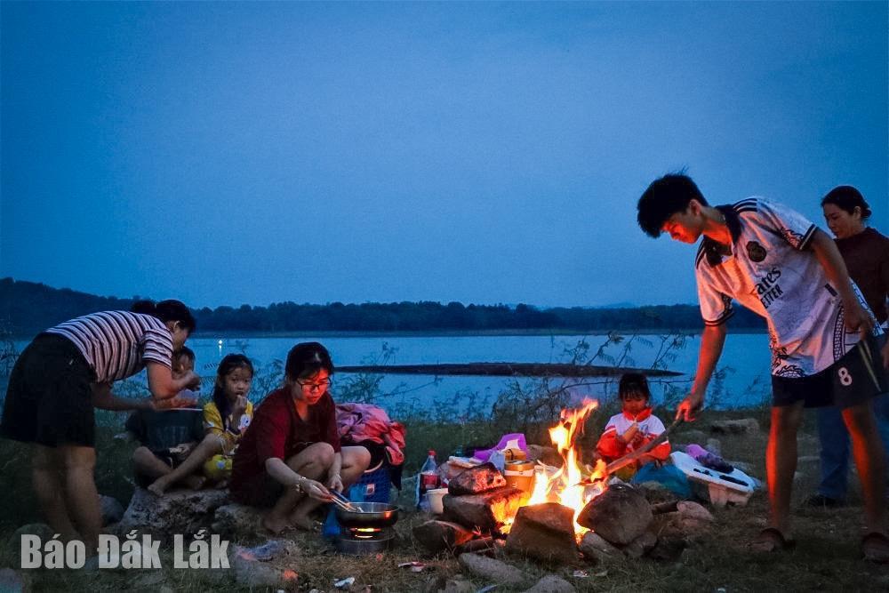 Ở một cái hồ nước ngọt nhân tạo rộng hơn 288ha tại Đắk Lắk có thời điểm đông vui nhộn nhịp thế này đây- Ảnh 10.