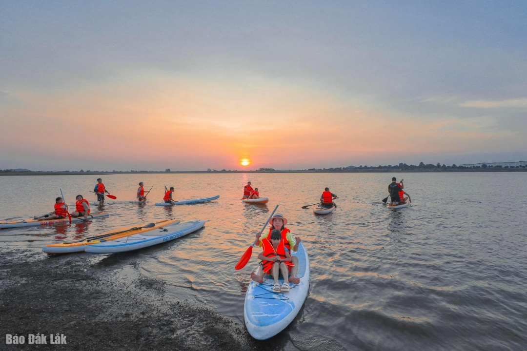 Ở một cái hồ nước ngọt nhân tạo rộng hơn 288ha tại Đắk Lắk có thời điểm đông vui nhộn nhịp thế này đây- Ảnh 3.