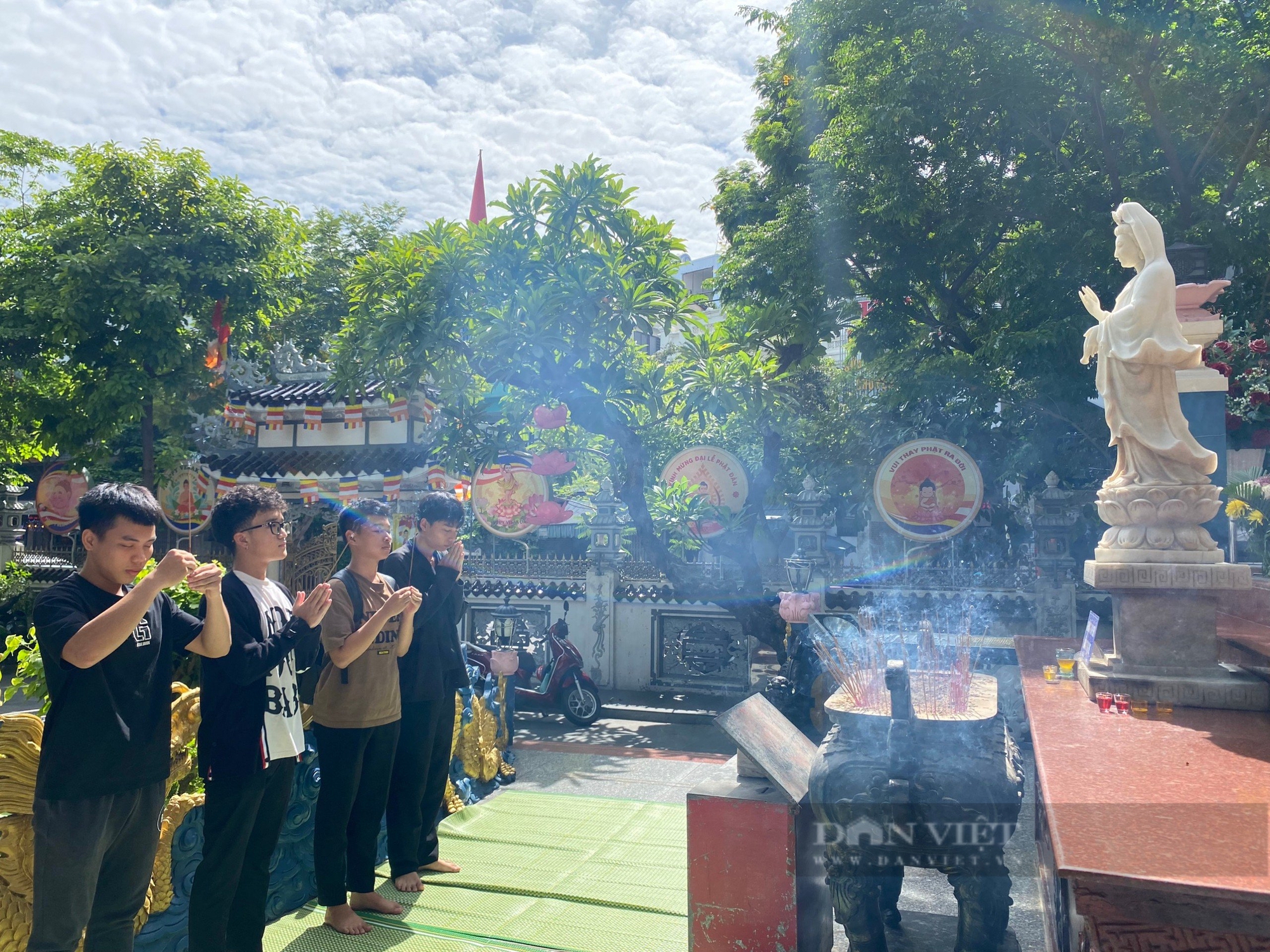 Sĩ tử Đà Nẵng thắp hương, rúc chuông cầu "vượt vũ môn" trước kỳ thi tốt nghiệp THPT- Ảnh 1.