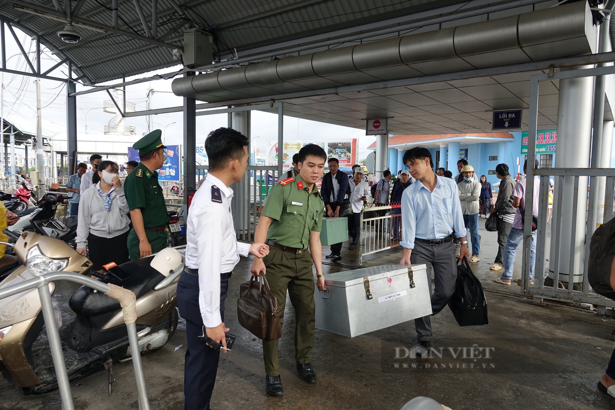 Sĩ tử Kiên Giang "vượt biển" vào đất liền thi tốt nghiệp- Ảnh 2.