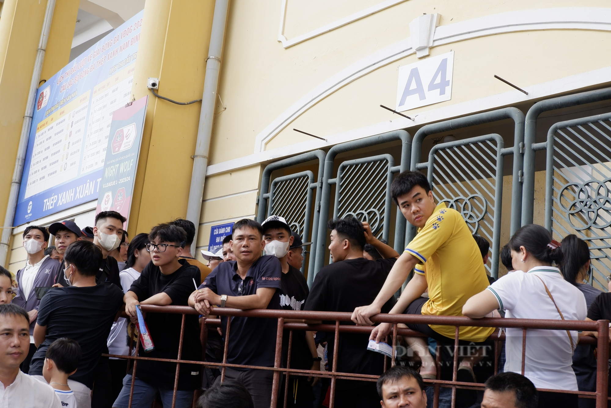 Nhiều CĐV Nam Định "tâm trạng" vì không thể vào sân xem đội nhà đăng quang- Ảnh 3.