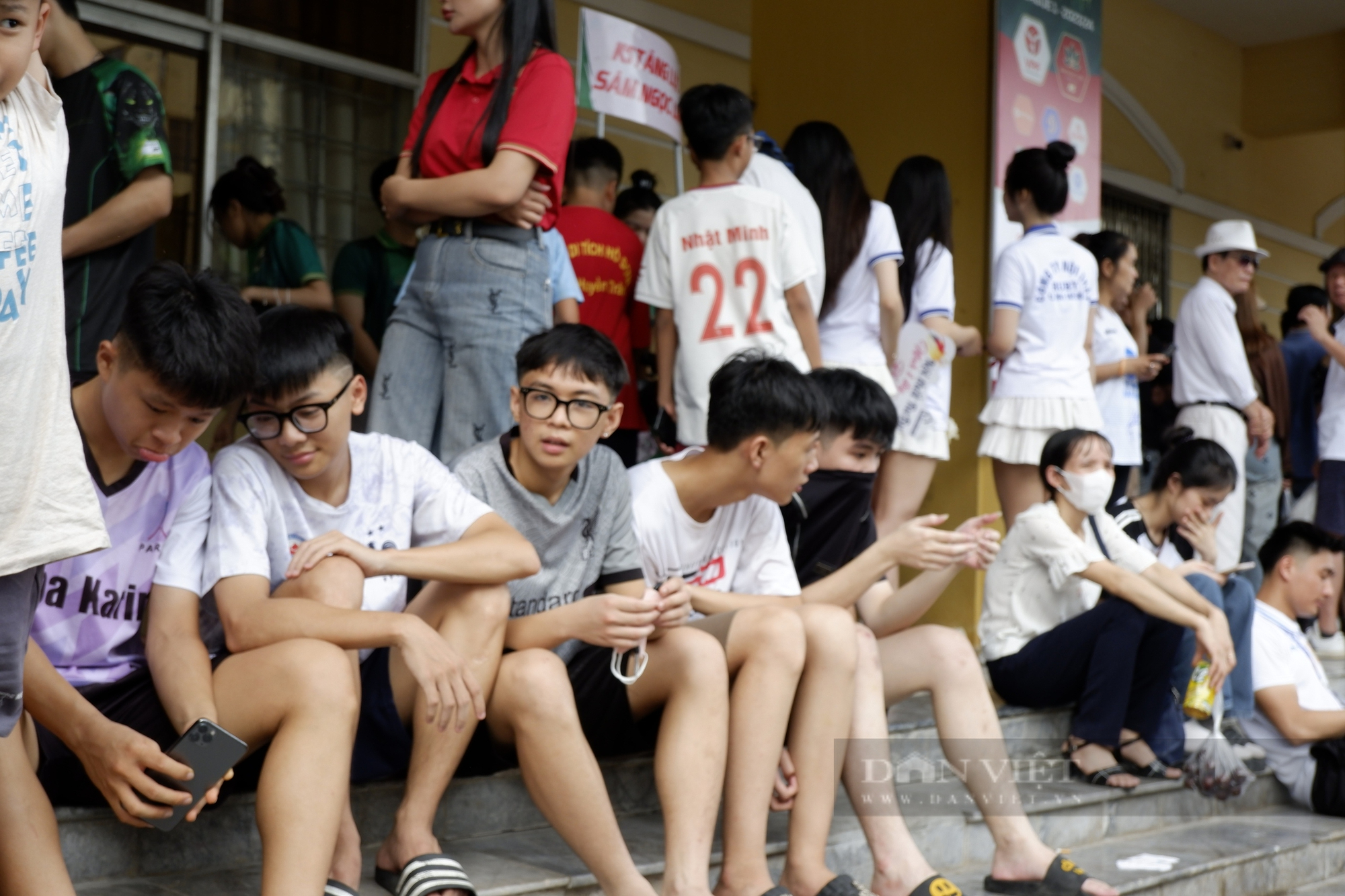 Nhiều CĐV Nam Định "tâm trạng" vì không thể vào sân xem đội nhà đăng quang- Ảnh 4.