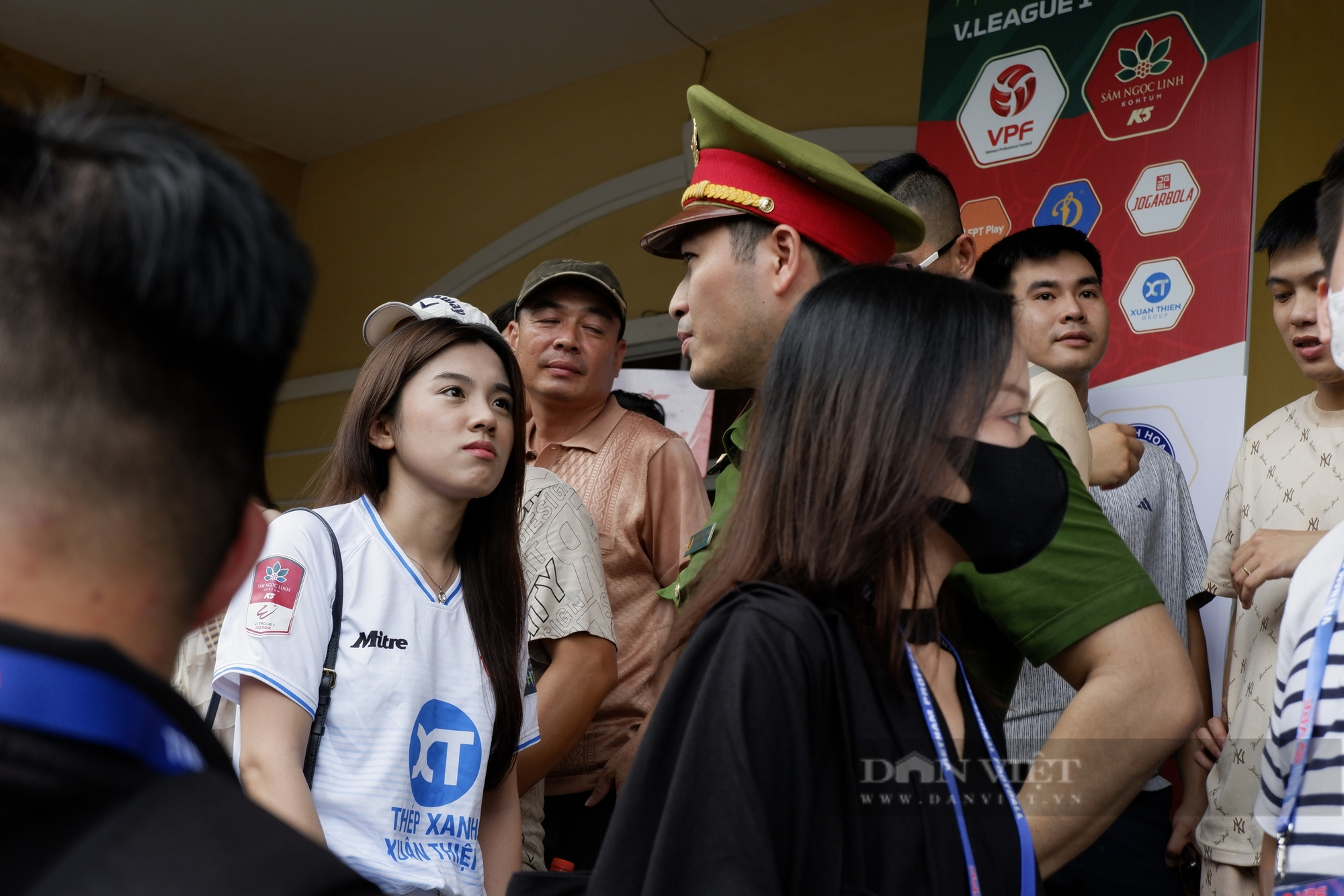 Nhiều CĐV Nam Định "tâm trạng" vì không thể vào sân xem đội nhà đăng quang- Ảnh 6.