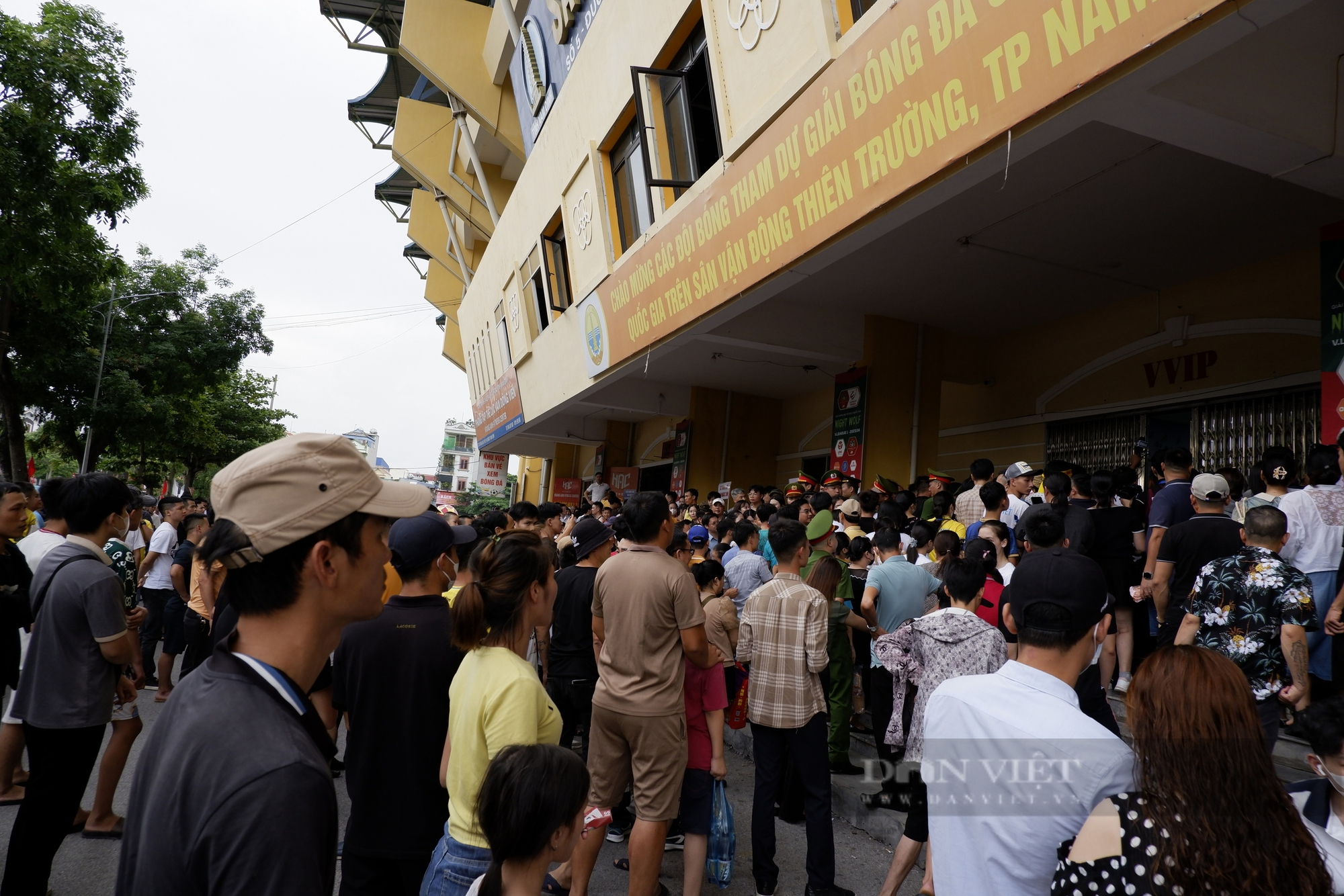 Nhiều CĐV Nam Định "tâm trạng" vì không thể vào sân xem đội nhà đăng quang- Ảnh 12.
