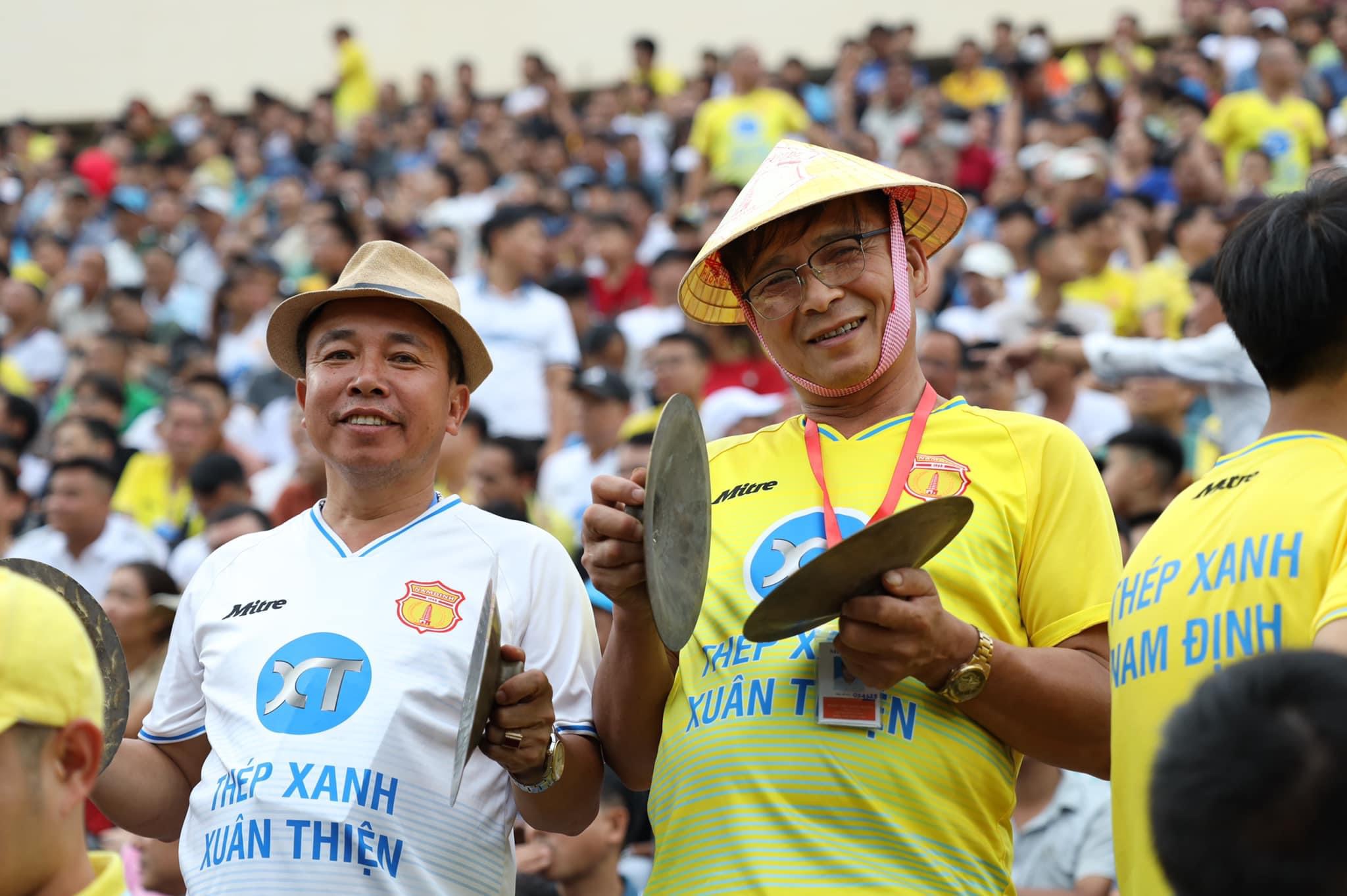 CĐV Nam Định phủ vàng sân Thiên Trường trước trận gặp Khánh Hoà- Ảnh 2.