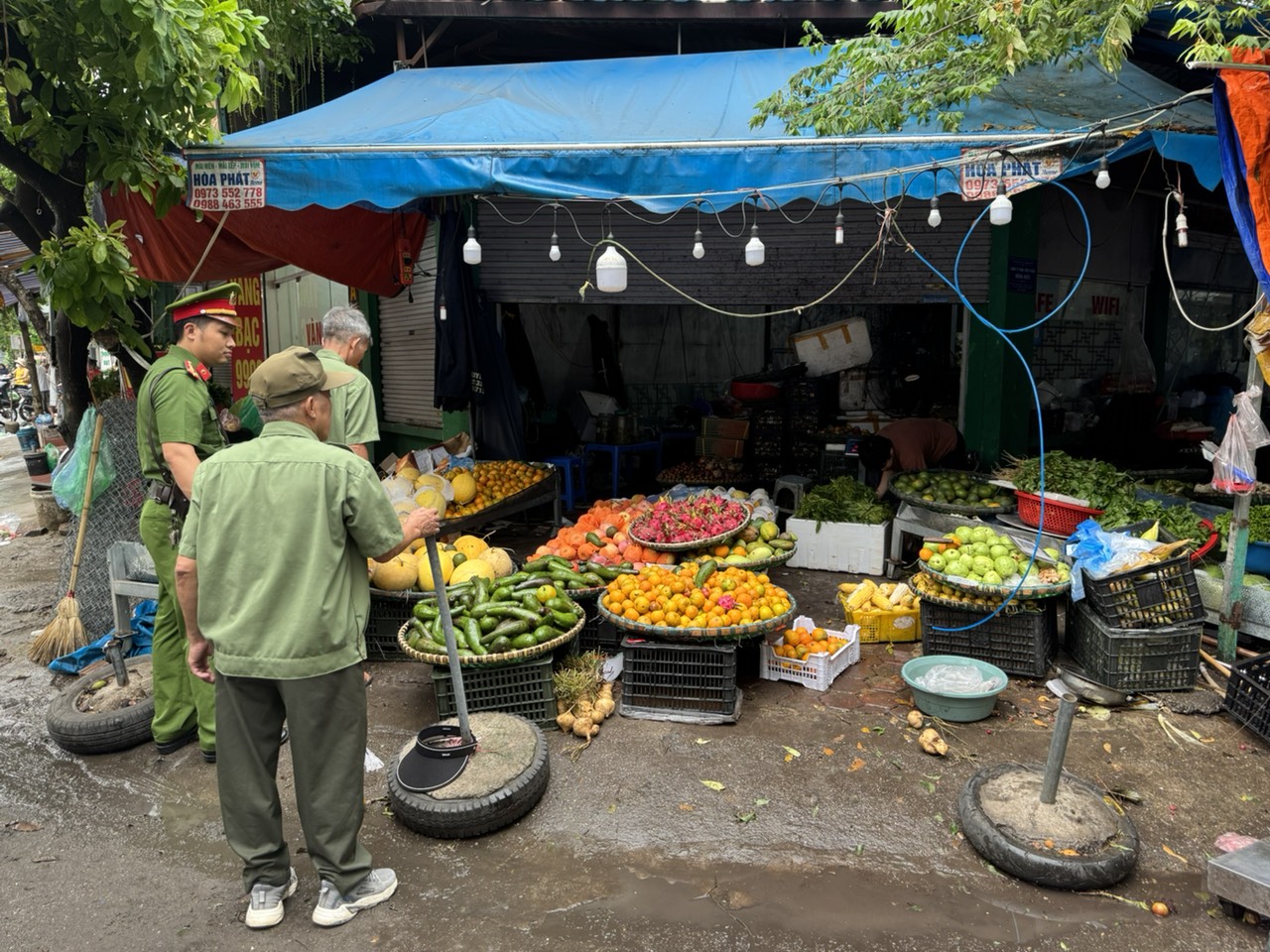 Quận Hà Đông, Hà Nội ra quân xử lý vi phạm trật tự đô thị - Ảnh 3.