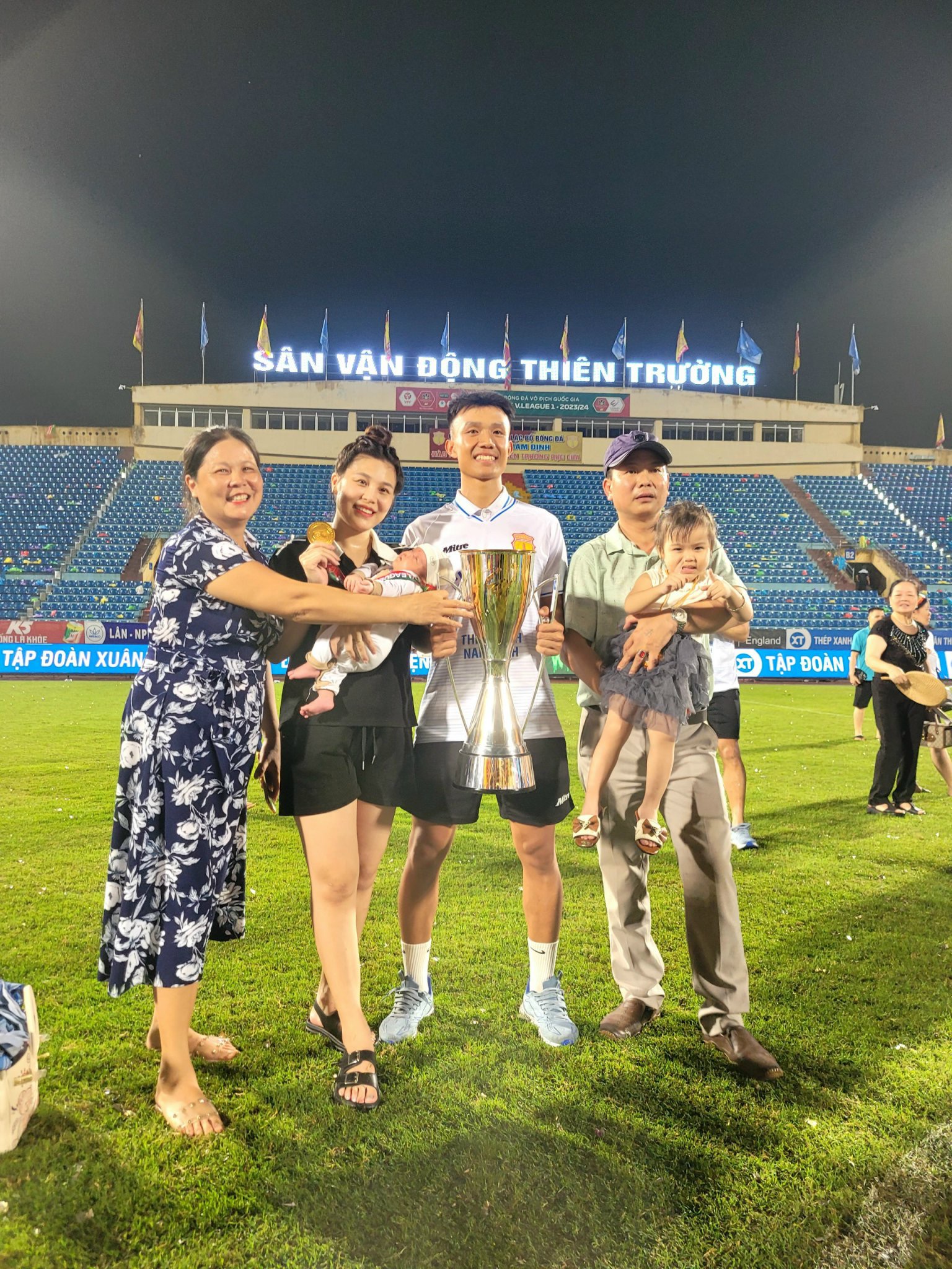 Văn Toàn lần đầu nâng cúp vô địch V.League, chia vui vùng CĐV Nam Định- Ảnh 9.