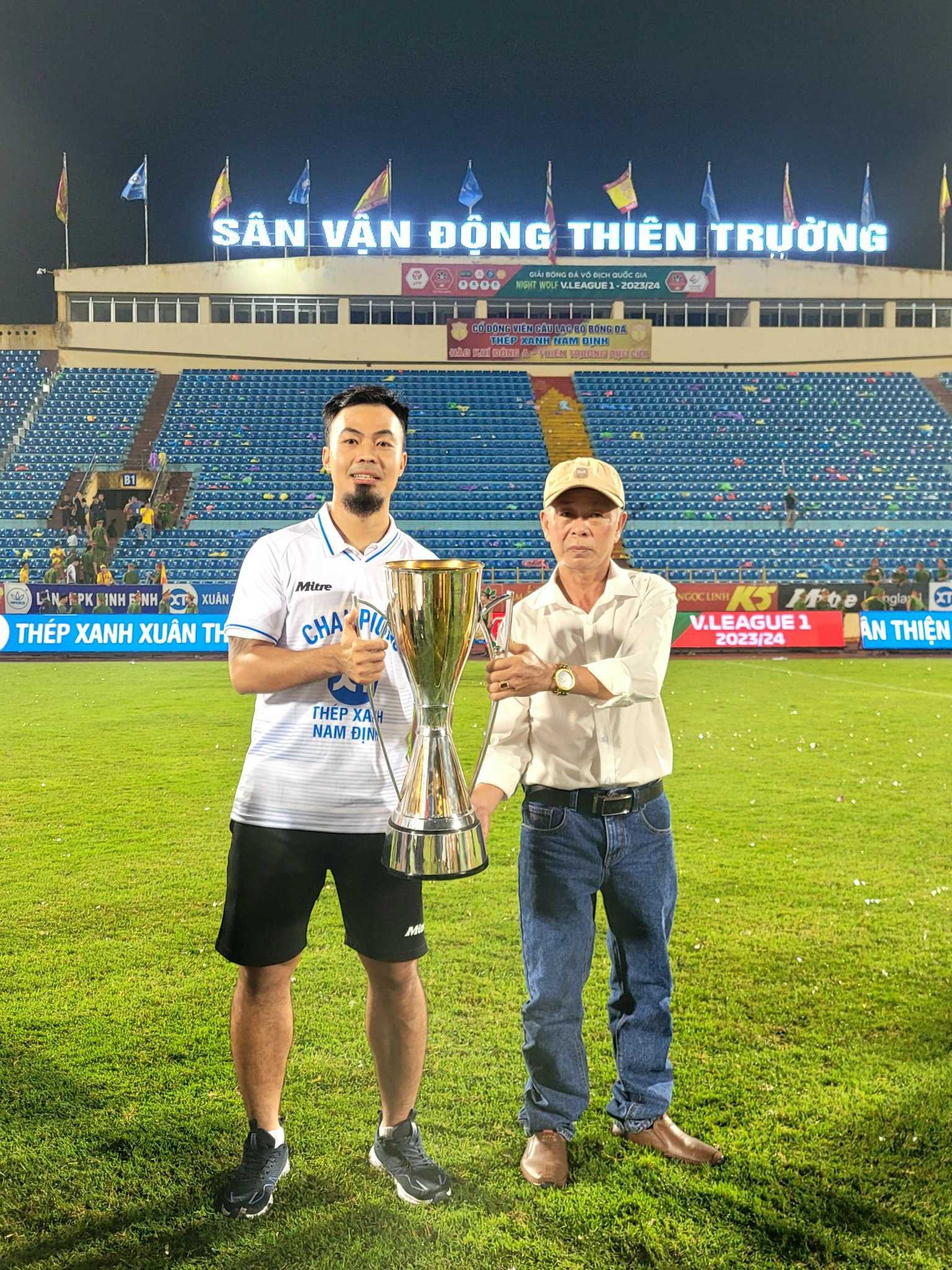 Văn Toàn lần đầu nâng cúp vô địch V.League, chia vui vùng CĐV Nam Định- Ảnh 11.