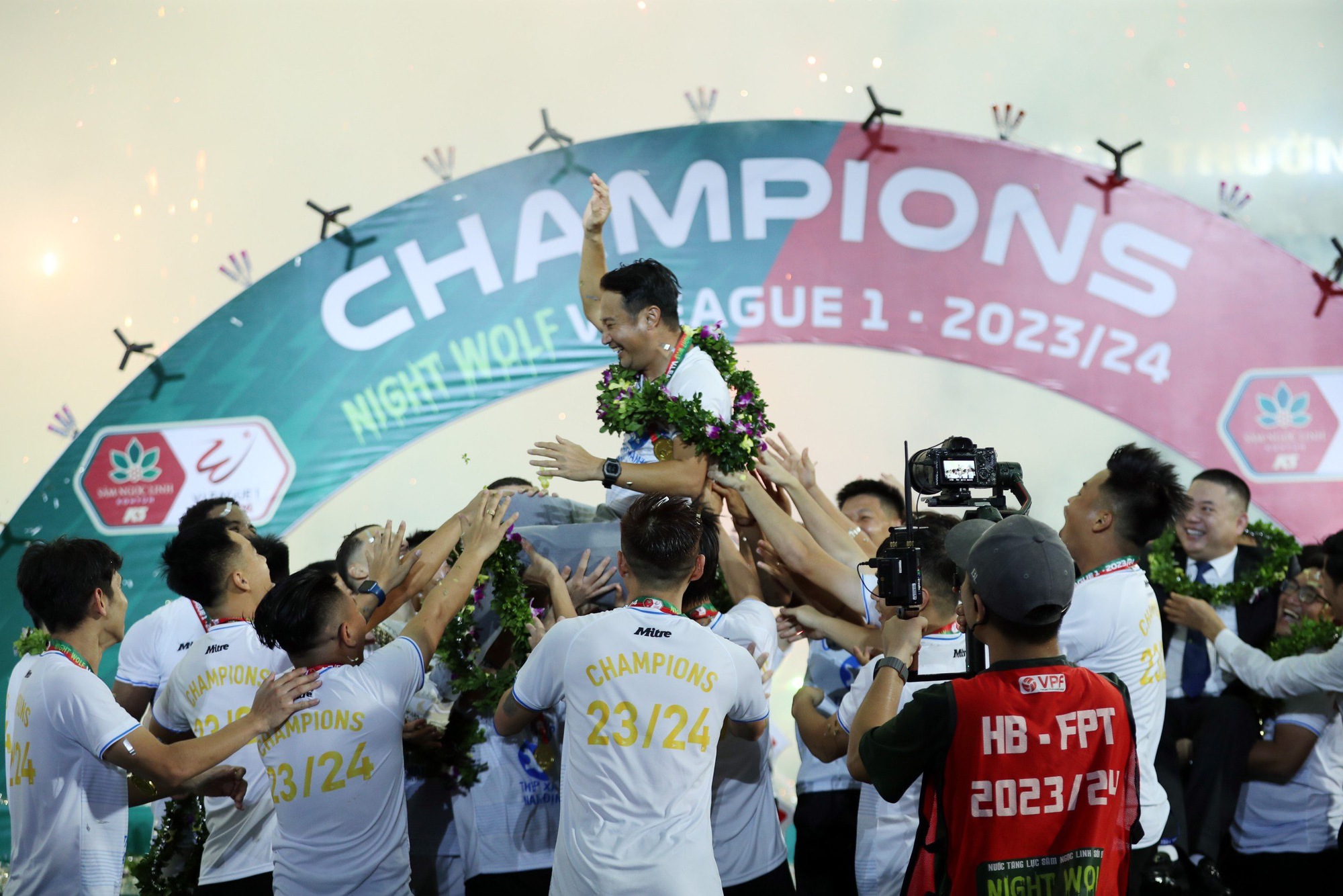 Thép Xanh Nam Định vô địch V.League sau 39 năm chờ đợi: Đừng để "ngày vui ngắn chẳng tày gang"!- Ảnh 5.