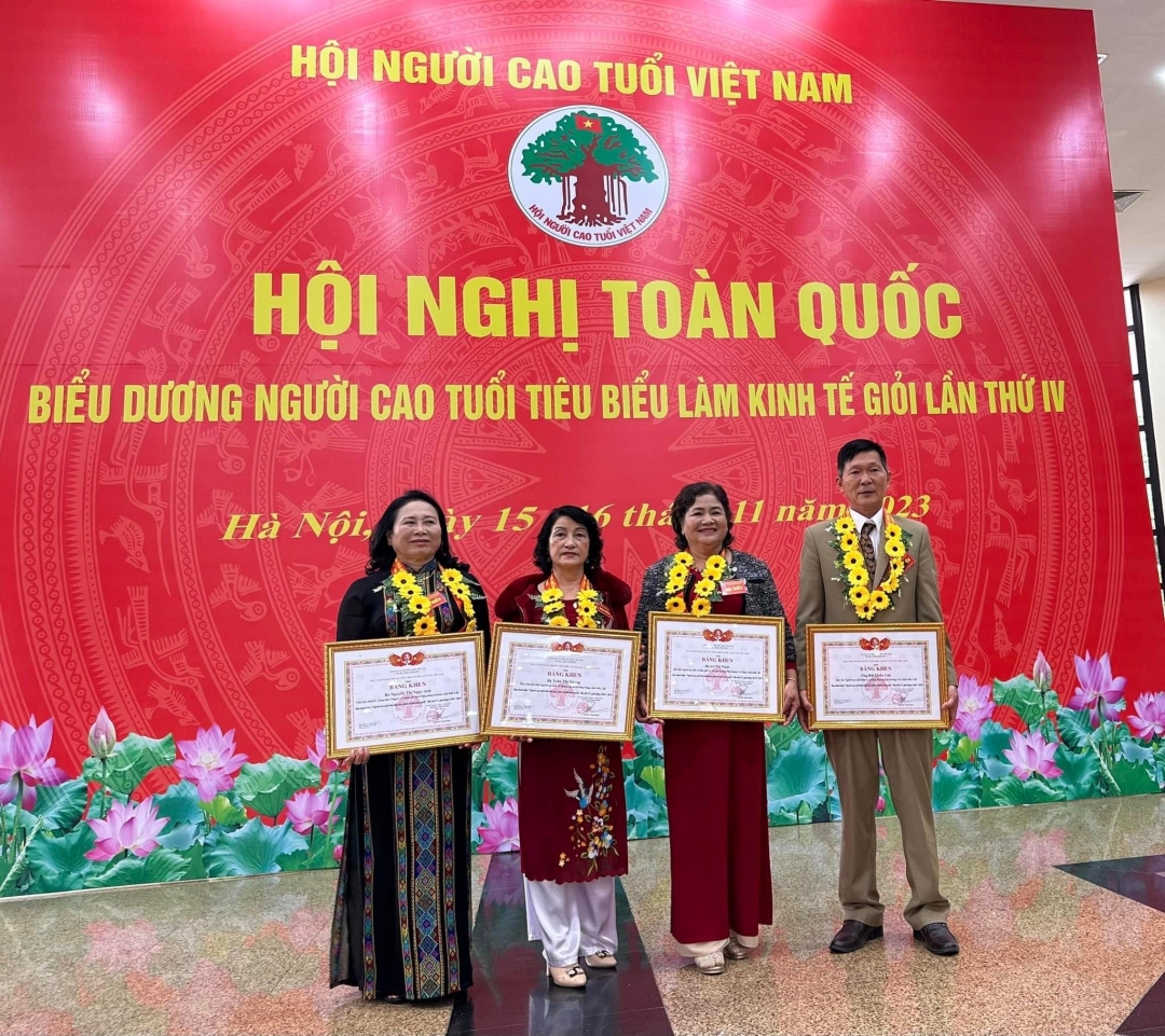 Một ông tỷ phú nông dân ở Đắk Lắk trồng hoa lan, trồng cây cảnh cho doanh thu 10 tỷ/năm- Ảnh 2.