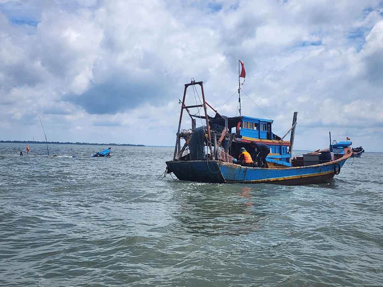 Trạm Biên phòng Cần Thạnh đang cứu vớt tàu cá bị tai nạn trên vùng biển thuộc huyện Cần Giờ- Ảnh 1.