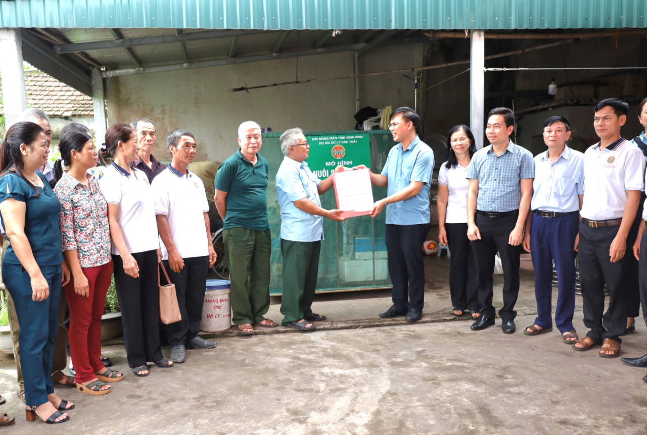 Cán bộ, hội viên nông dân Ninh Bình tham quan, học tập mô hình xử lý rác thải tại huyện Yên Khánh- Ảnh 1.