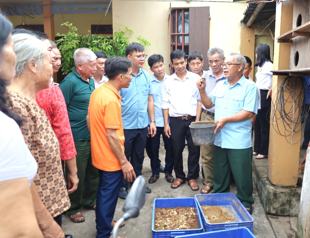 Cán bộ, hội viên nông dân Ninh Bình tham quan, học tập mô hình xử lý rác thải tại huyện Yên Khánh- Ảnh 2.