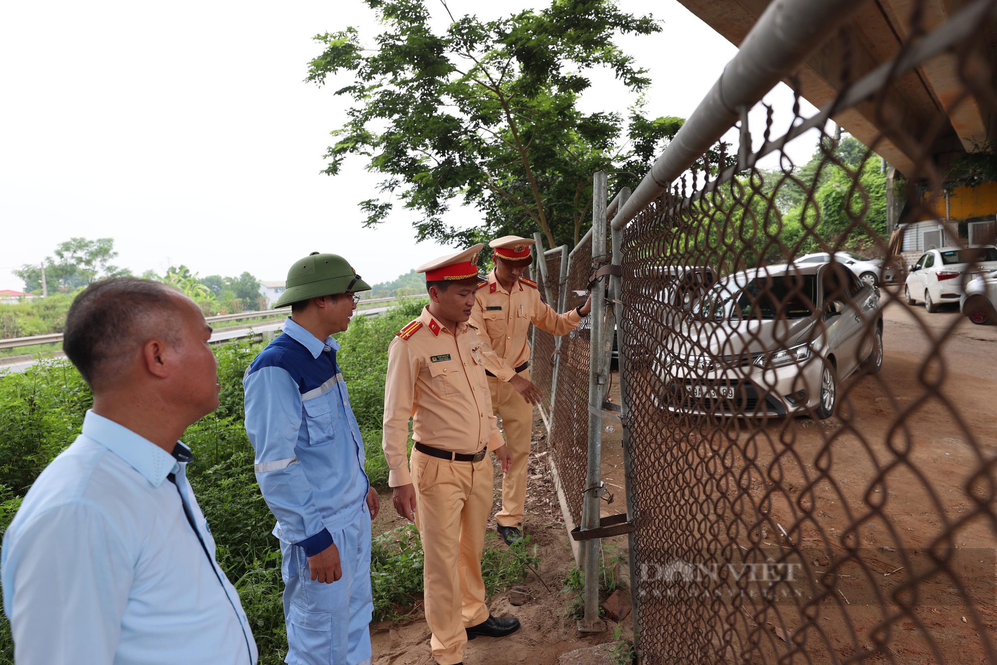 Đóng và hàn gắn hàng loạt đoạn rào chắn bị hư hỏng, phá hoại trên cao tốc Hà Nội - Lào Cai- Ảnh 1.