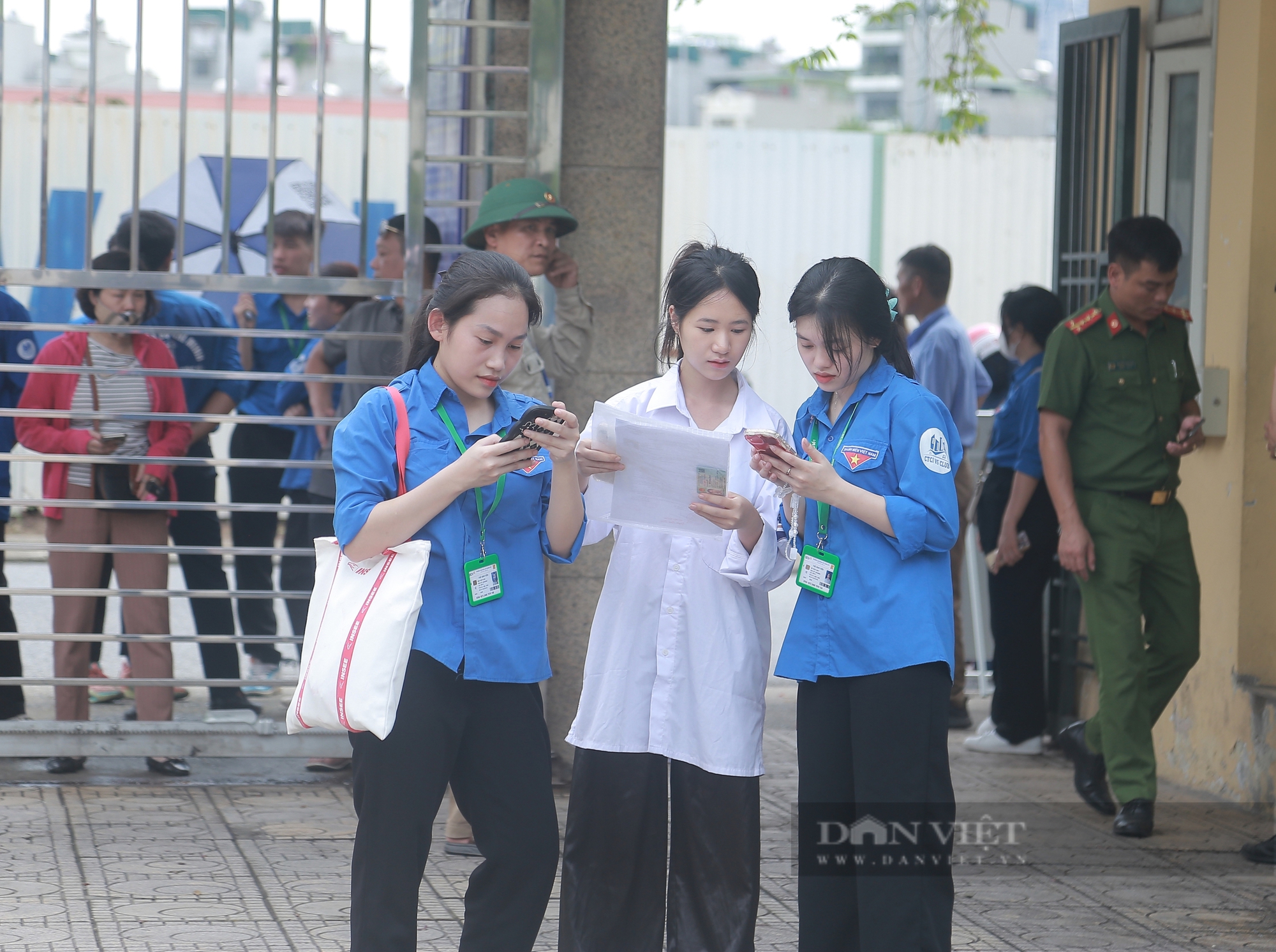 Thí sinh làm thủ tục thi tốt nghiệp THPT năm 2024: Nhiều em đến rất sớm, cầu mong "trúng tủ" đề Văn- Ảnh 8.