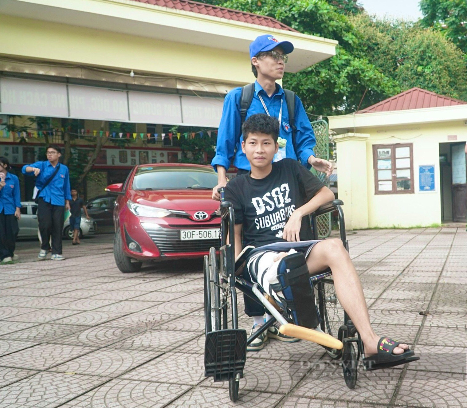 Thí sinh tại Hà Nội ngồi xe lăn, nhờ bạn cõng đến điểm trường làm thủ tục thi tốt nghiệp THPT 2024- Ảnh 5.