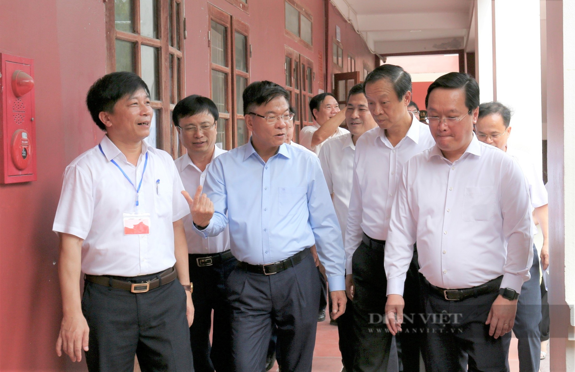 Phó Thủ tướng Lê Thành Long chúc Nghệ An có một kỳ thi tốt nghiệp THPT an toàn, hiệu quả, đúng quy chế- Ảnh 1.