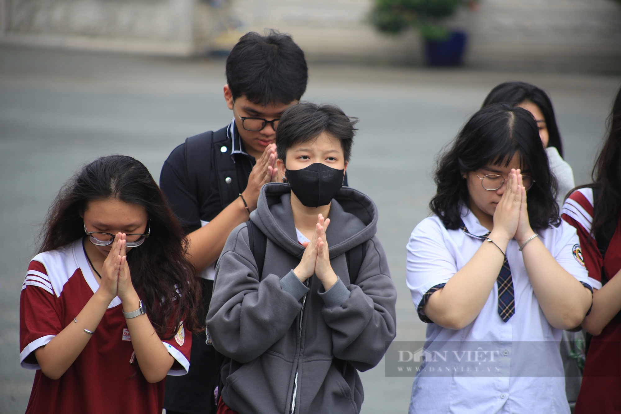 Sĩ tử TP.HCM kéo nhau đến chùa cầu nguyện "cá chép hóa rồng" trước kỳ thi THPT Quốc gia năm 2024- Ảnh 2.