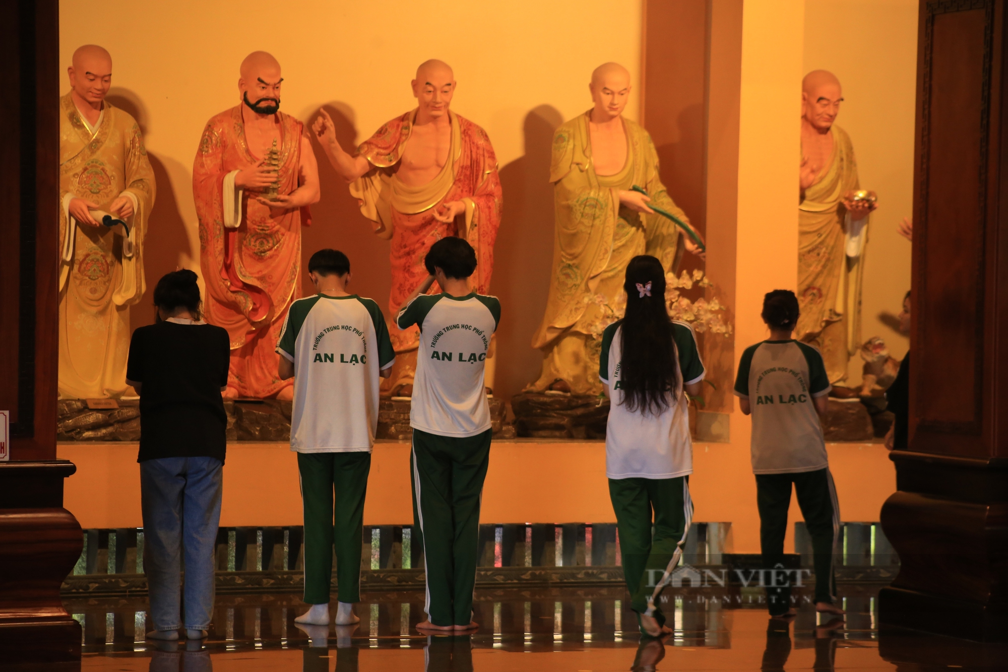 Sĩ tử TP.HCM kéo nhau đến chùa cầu nguyện "cá chép hóa rồng" trước kỳ thi THPT Quốc gia năm 2024- Ảnh 7.