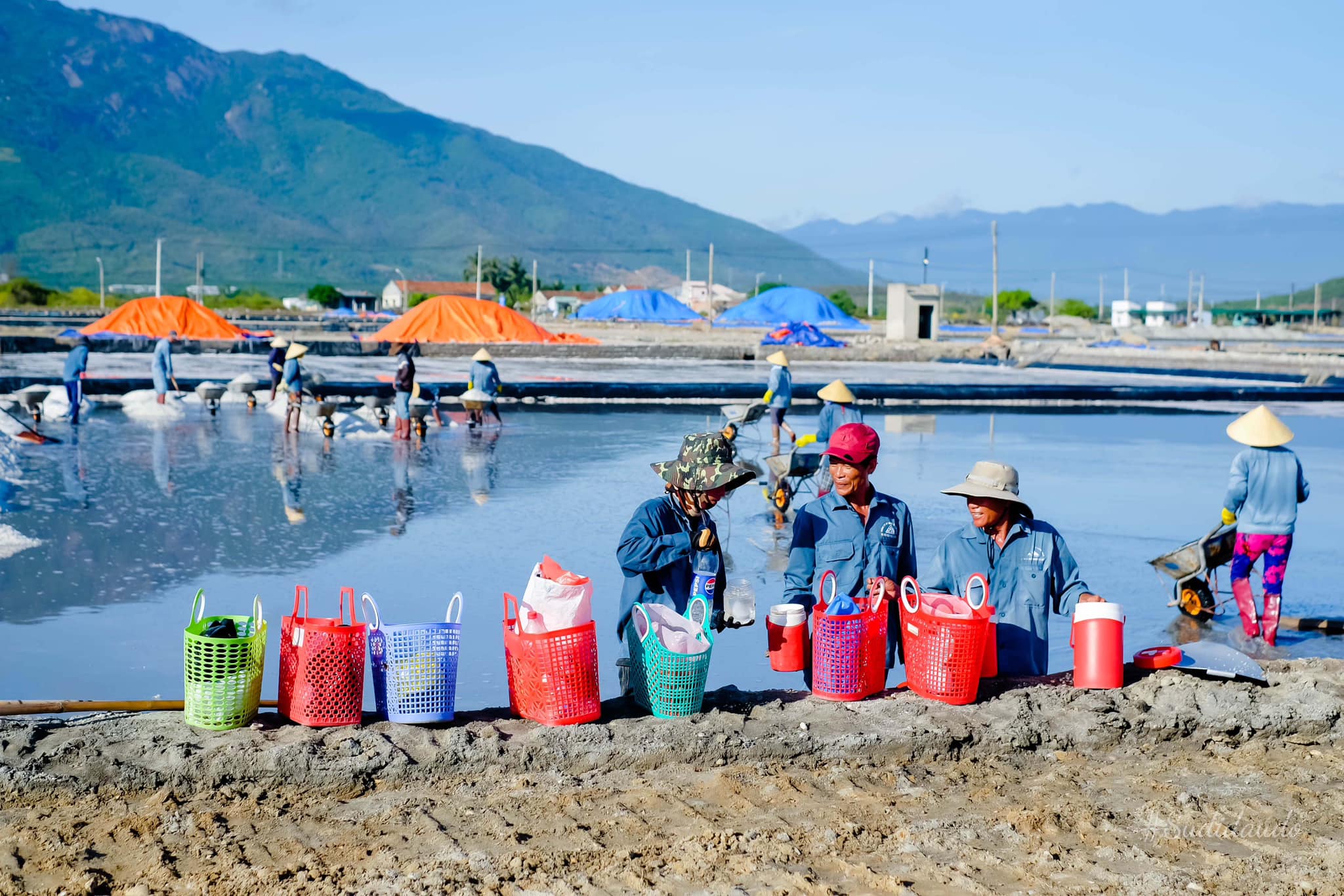 Du lịch Nha Trang: Đẹp mê mẩn cánh đồng muối Ninh Diêm - món quà của biển- Ảnh 9.