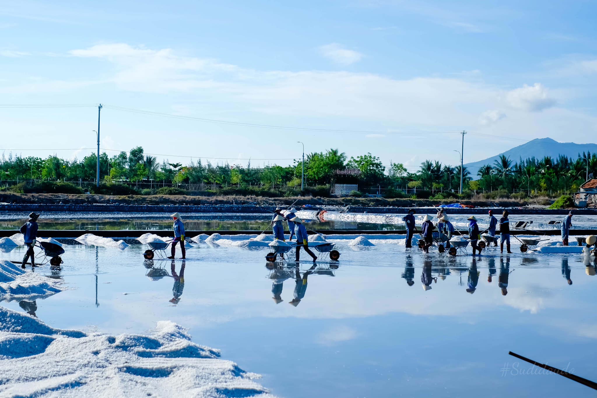 Du lịch Nha Trang: Đẹp mê mẩn cánh đồng muối Ninh Diêm - món quà của biển- Ảnh 10.