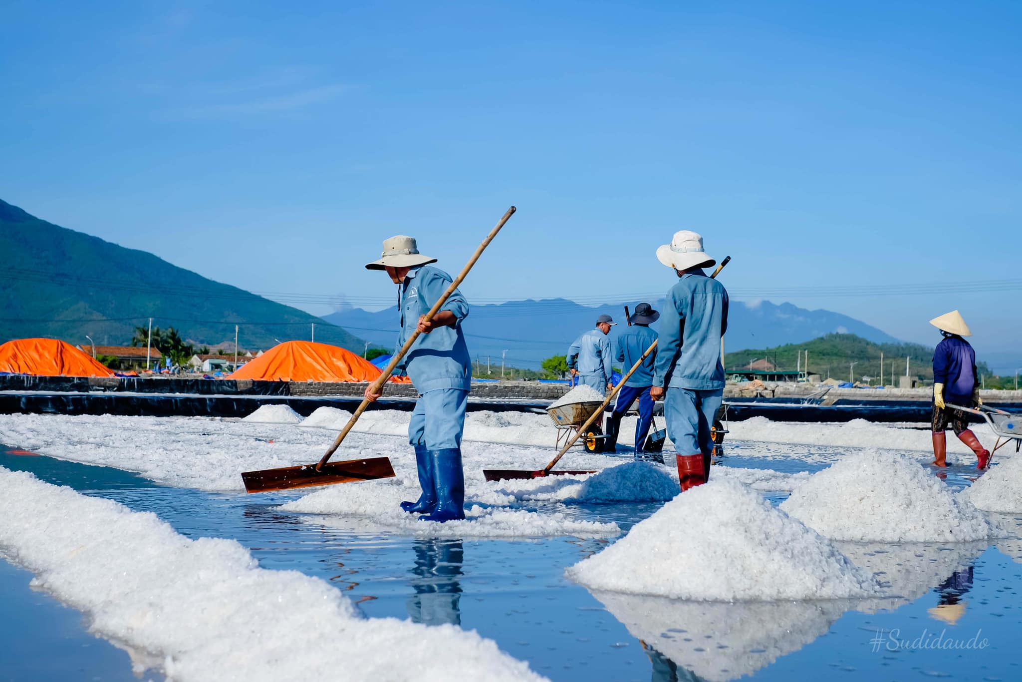 Du lịch Nha Trang: Đẹp mê mẩn cánh đồng muối Ninh Diêm - món quà của biển- Ảnh 3.