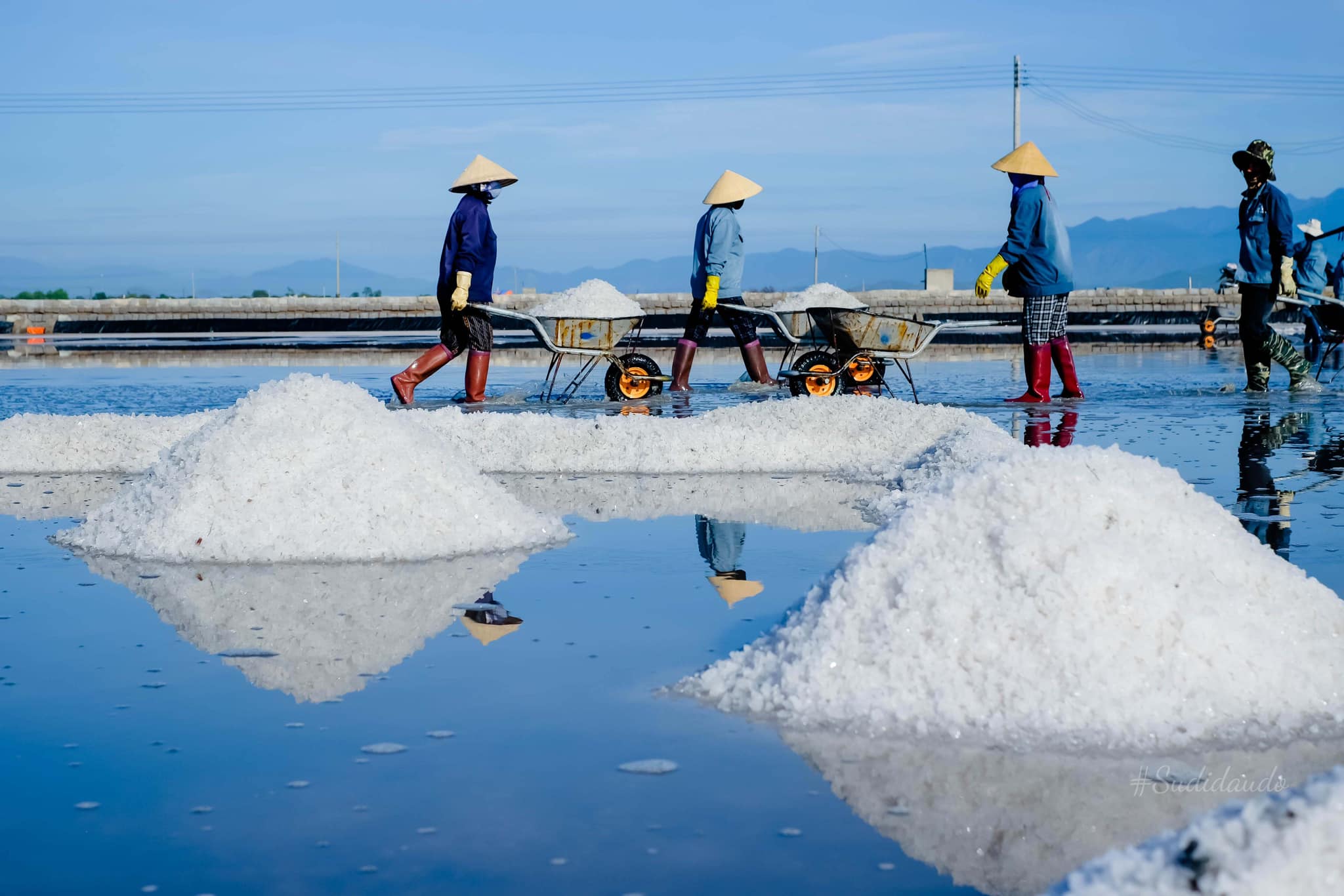 Du lịch Nha Trang: Đẹp mê mẩn cánh đồng muối Ninh Diêm - món quà của biển- Ảnh 5.