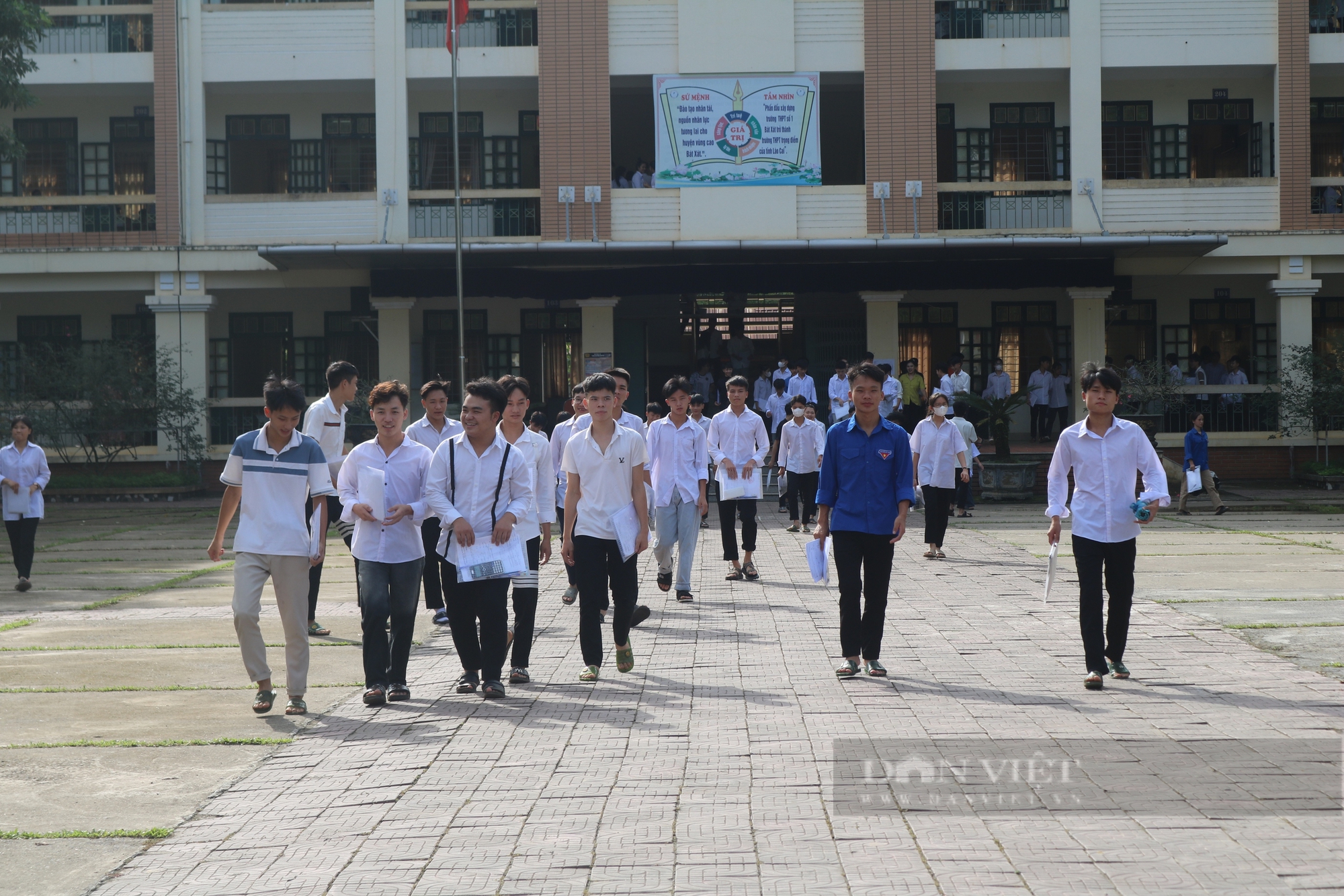 Cảm xúc buồn, vui lẫn lộn của các thí sinh vùng biên Lào Cai trong ngày đầu tiên thì tốt nghiệp THTP năm 2024- Ảnh 1.