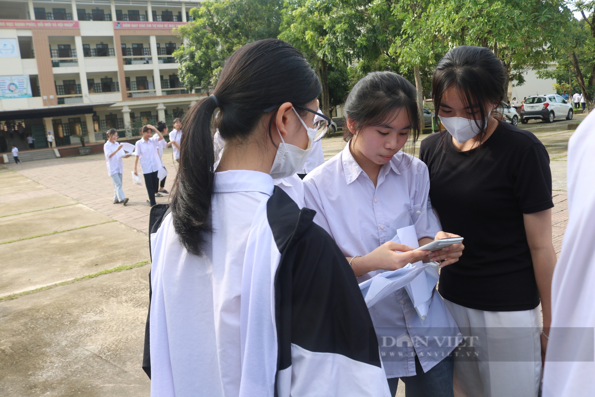 Cảm xúc buồn, vui lẫn lộn của các thí sinh vùng biên Lào Cai trong ngày đầu tiên thì tốt nghiệp THTP năm 2024- Ảnh 2.