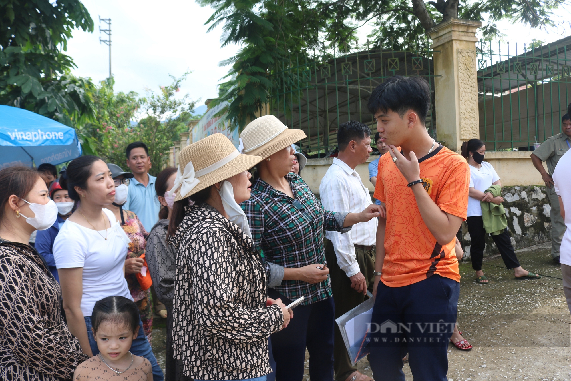 Cảm xúc buồn, vui lẫn lộn của các thí sinh vùng biên Lào Cai trong ngày đầu tiên thì tốt nghiệp THTP năm 2024- Ảnh 3.