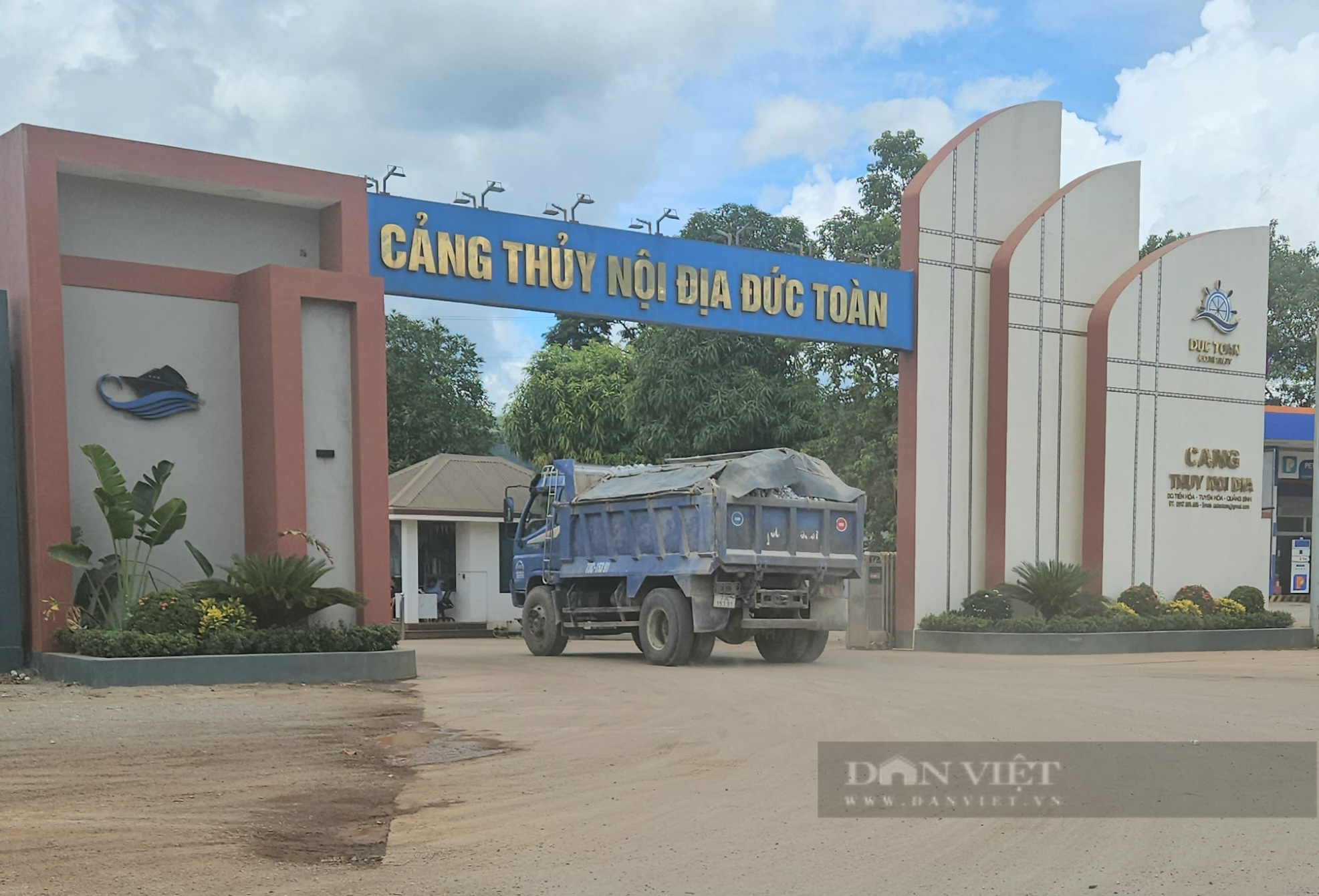 Sau điện thoại phản ánh của Dân Việt, CSGT ra hiệu lệnh dừng xe xử lý ngay hành vi chở quá tải- Ảnh 6.