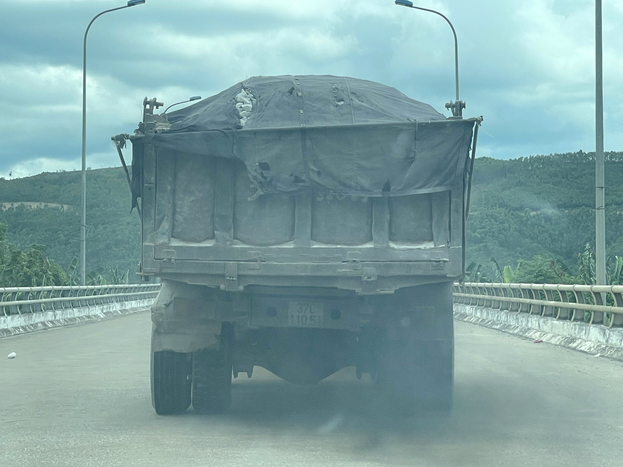 Sau điện thoại phản ánh của Dân Việt, CSGT ra hiệu lệnh dừng xe xử lý ngay hành vi chở quá tải- Ảnh 3.