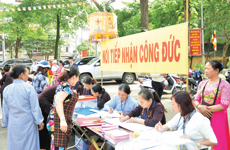 Hàng loạt vi phạm trong quản lý tiền công đức, làm thế nào để ngăn chặn? - Ảnh 1.