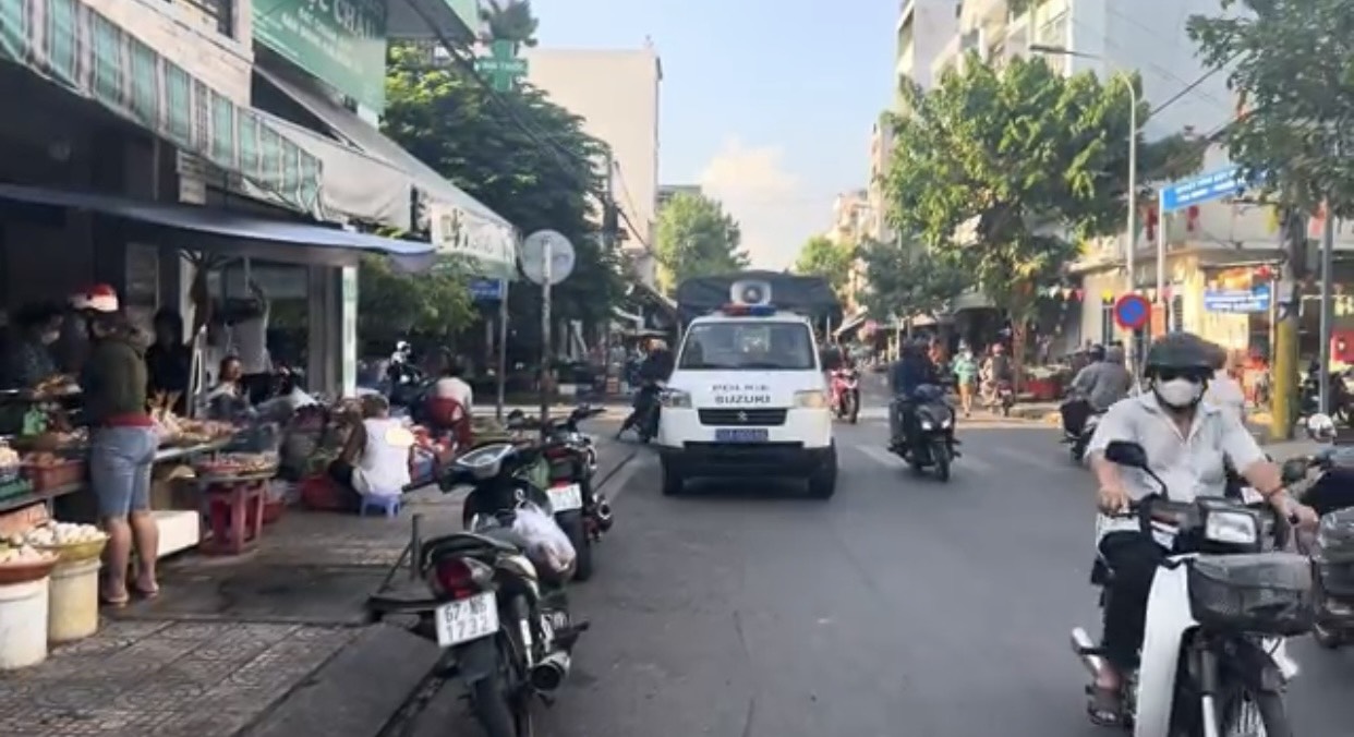 Camera và loa thông minh ngăn tình trạng buôn bán hàng rong ở TP.HCM- Ảnh 2.